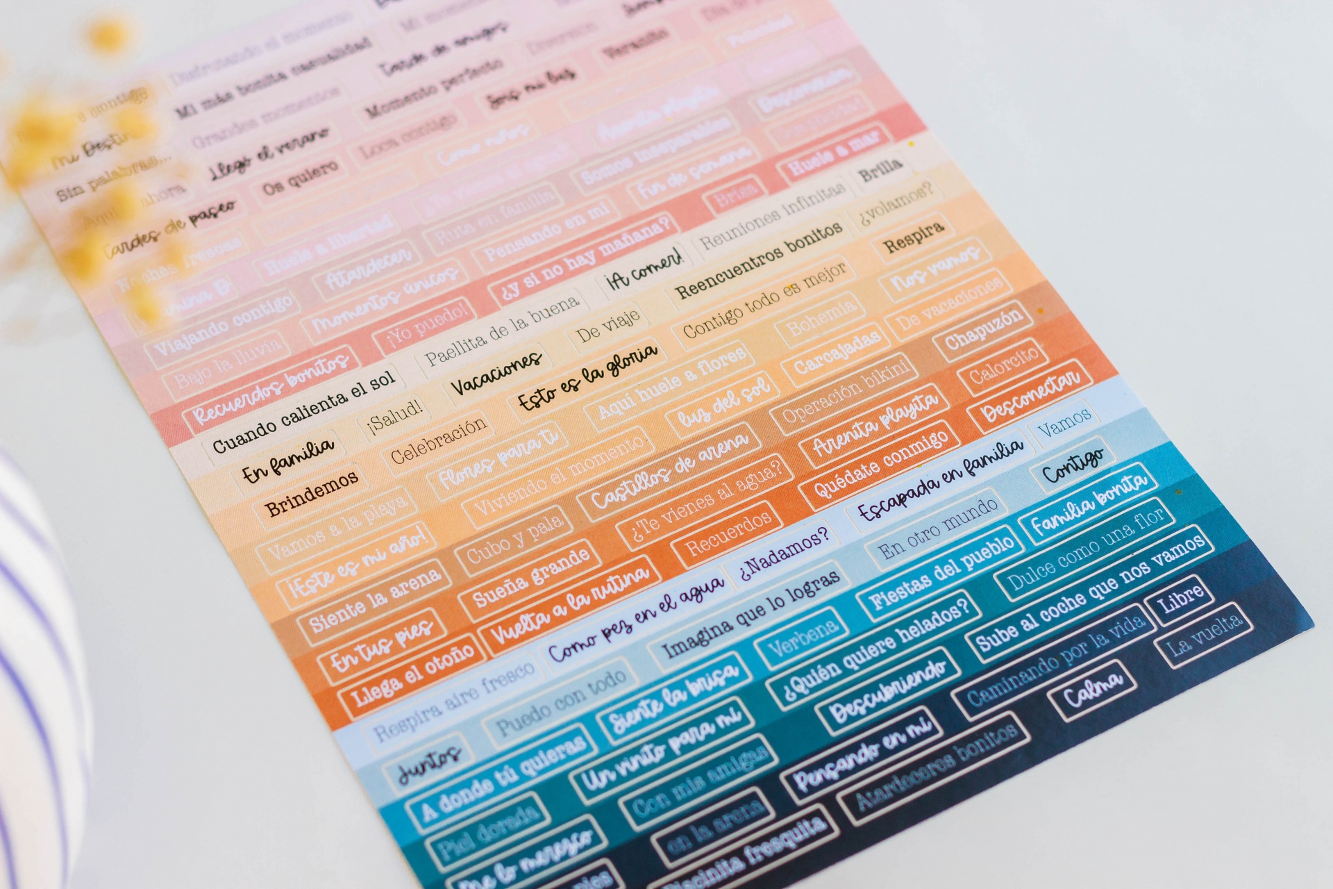 Folha colorida com várias palavras e frases em caixas retangulares coloridas.