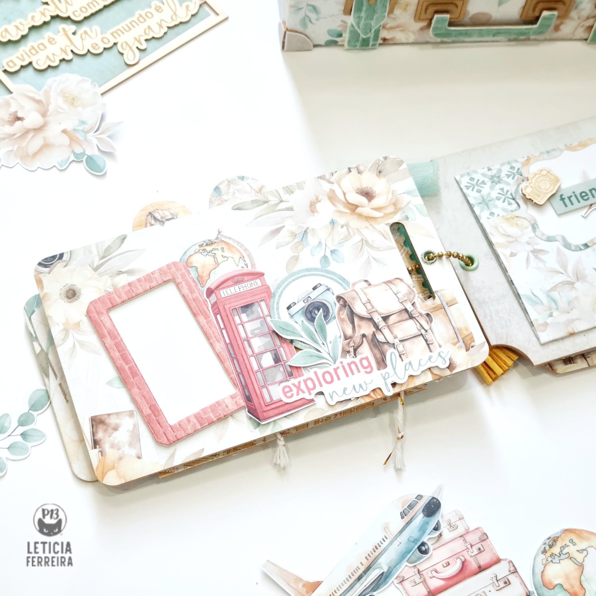 Álbum de scrapbook decorado com motivos florais e viagem em tons pastel.