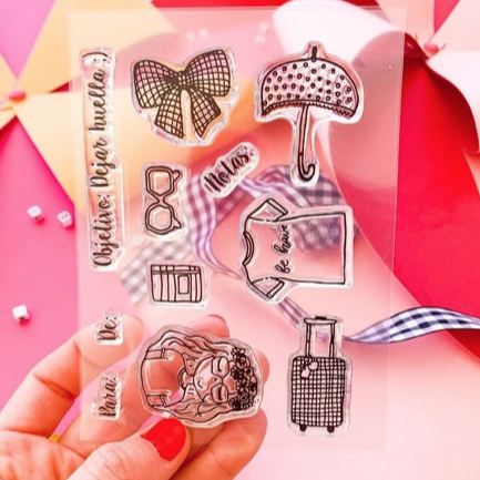 Conjunto de carimbos transparentes com desenhos e textos em espanhol num fundo colorido