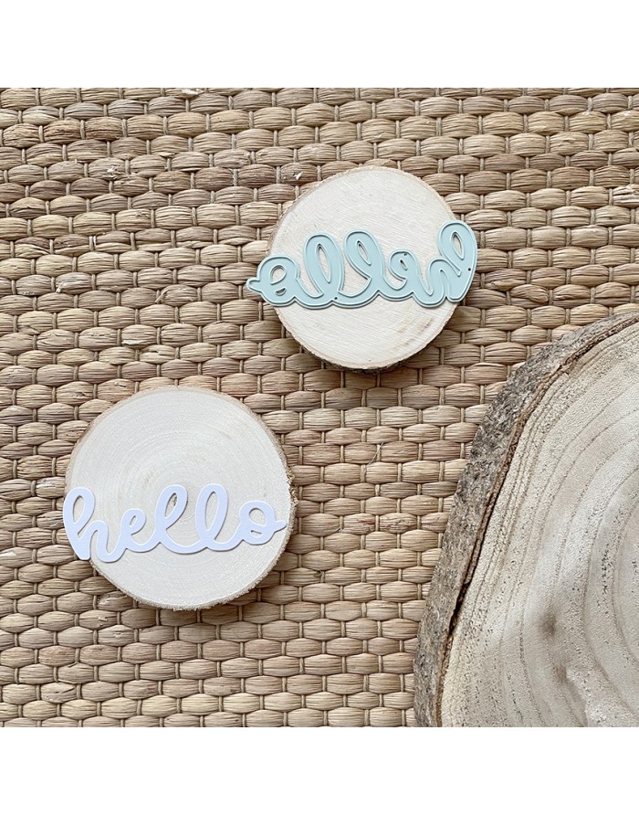 Ornamentos de madeira redondos com a palavra 'hello' em azul claro e branco sobre superfície texturada
