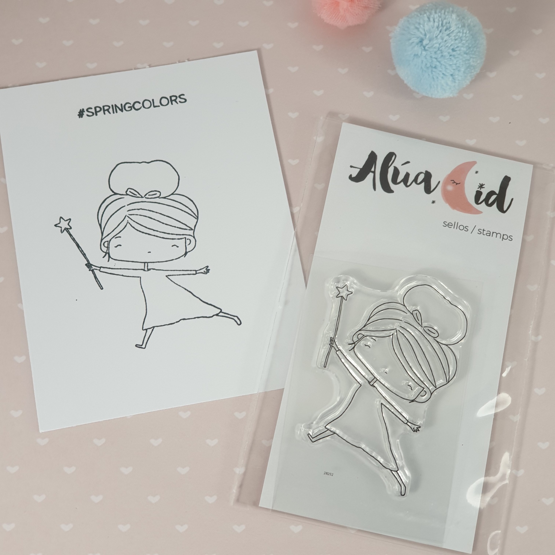 Selo de silicone menina fada com varinha e estrela, etiqueta Alía cid, fundo rosa com corações.