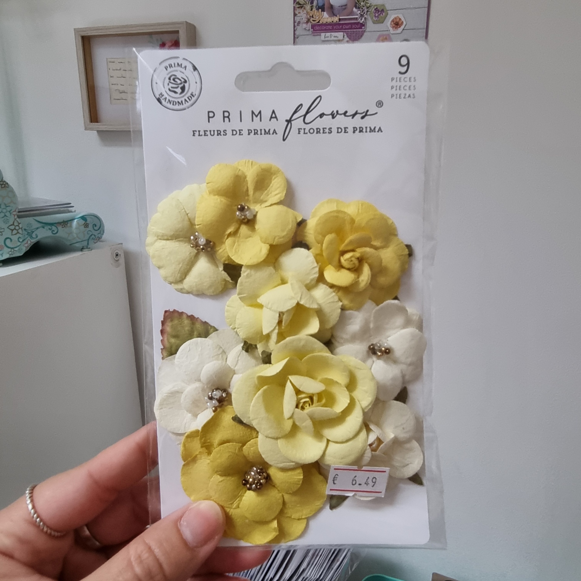 Pacote com flores de tecido amarelas e brancas decorativas para artesanato ou decoração