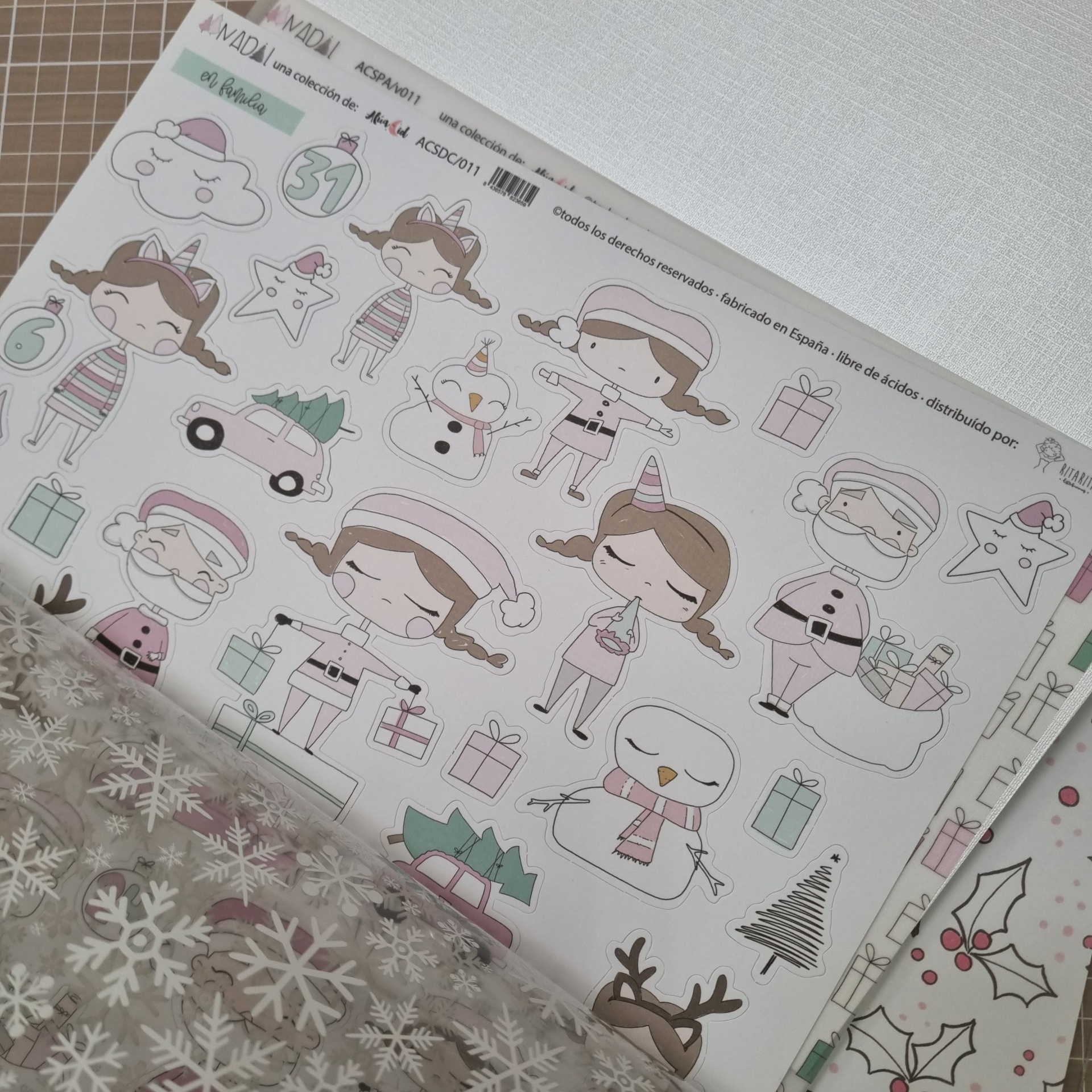 Folha de autocolantes de Natal com ilustrações infantis e elementos festivos em fundo branco.