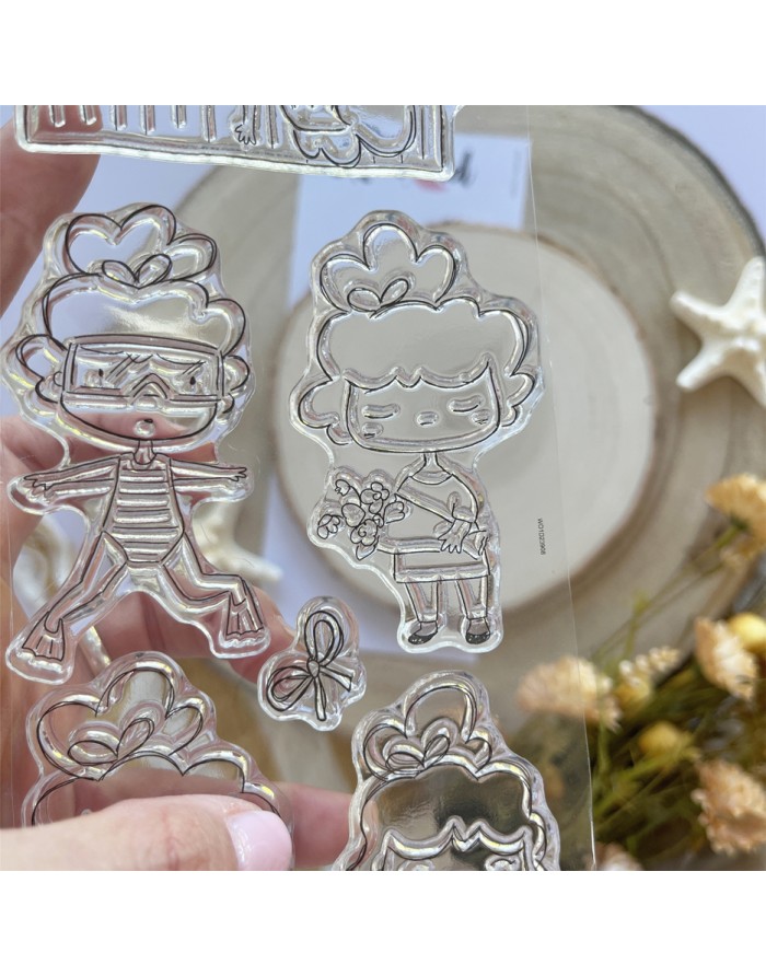 Carimbos transparentes de personagens infantis em acrílico com fundo desfocado de flores e elementos decorativos