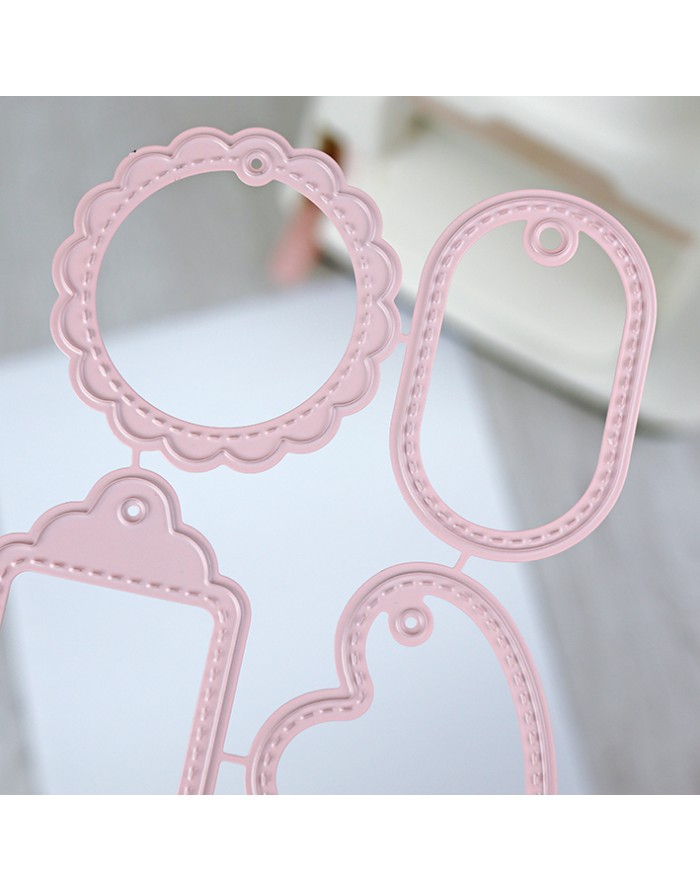 Moldes para recortes rosa com diferentes formas sobre superfície branca