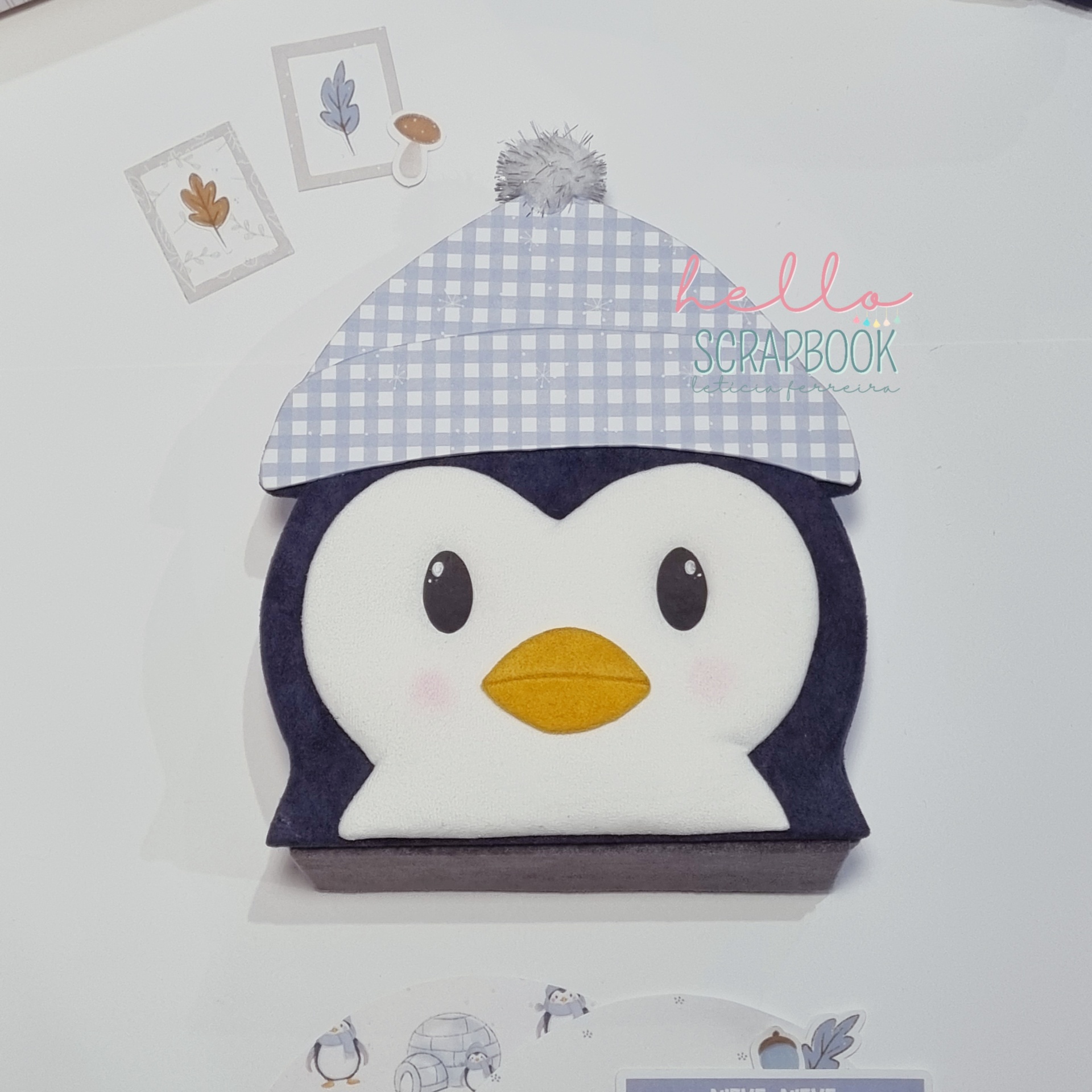 Mochila infantil em forma de pinguim com chapéu xadrez azul e branco e pompom cinza
