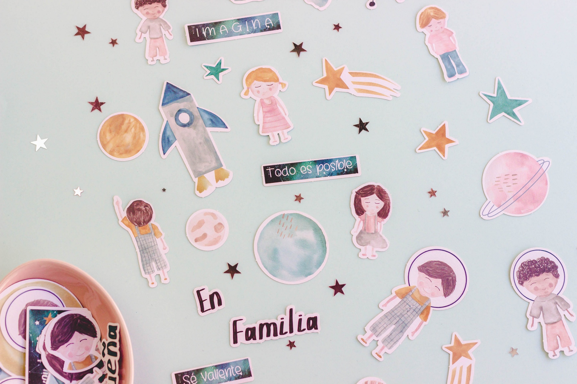 Autocolantes de crianças, planetas e foguete com texto inspirador sobre fundo branco