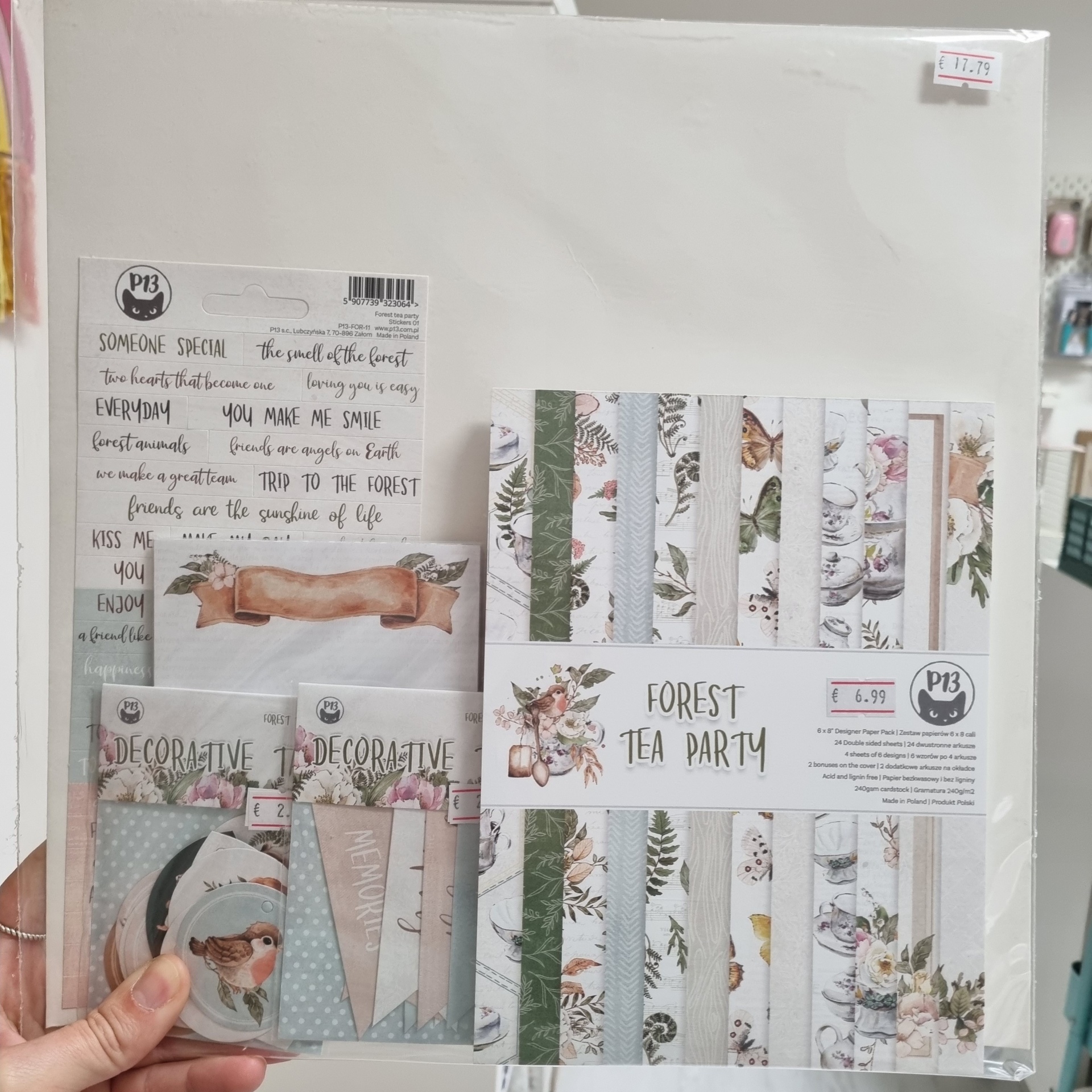 Conjunto de papel decorativo e autocolantes com temas de floresta e preços visíveis