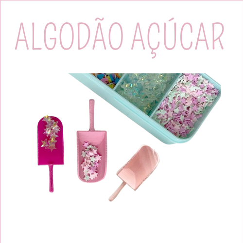 Três espátulas pequenas com glitter colorido e recipiente azul claro com glitter e o texto ALGODÃO AÇÚCAR