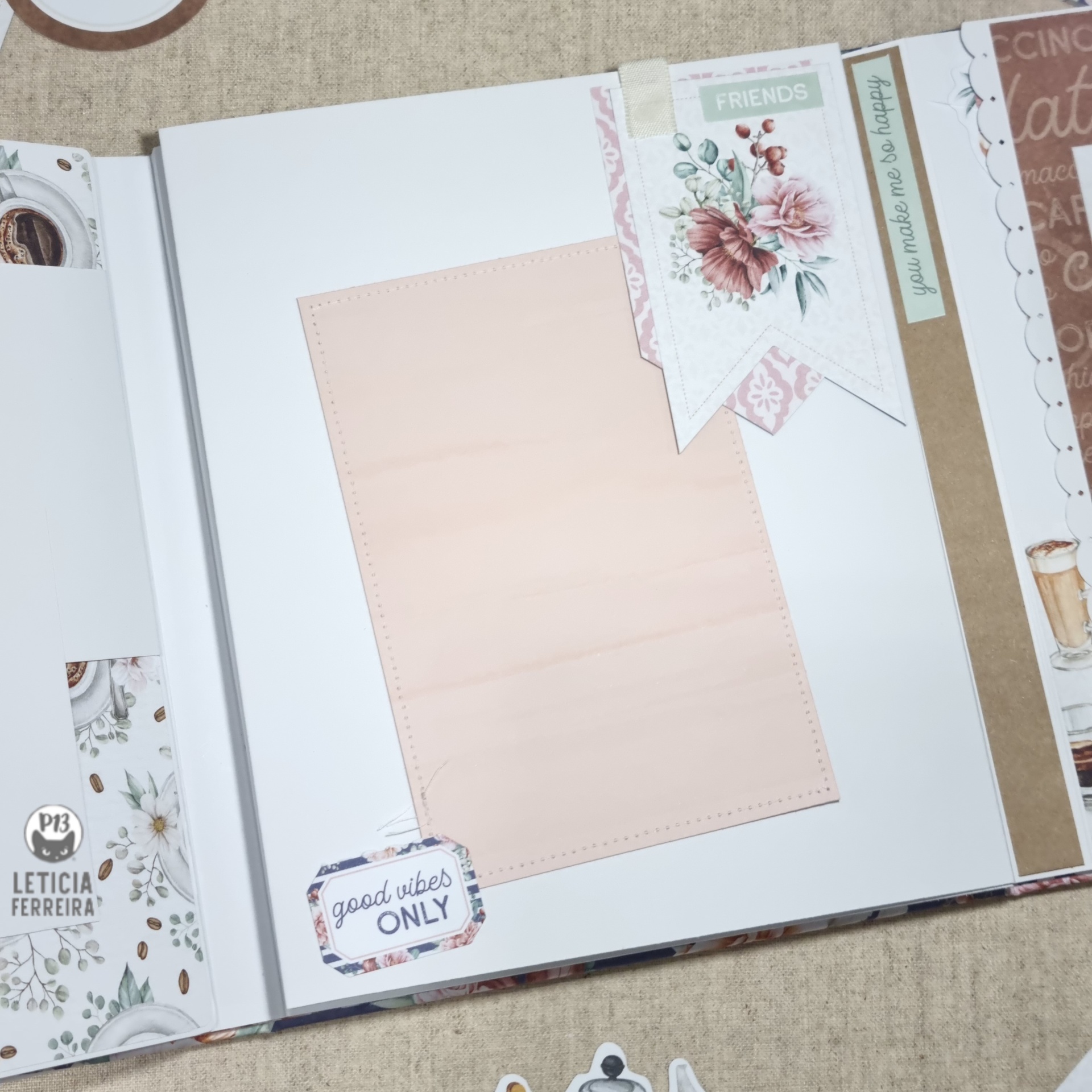Página de álbum de scrapbook com etiquetas decorativas e espaço para fotografia