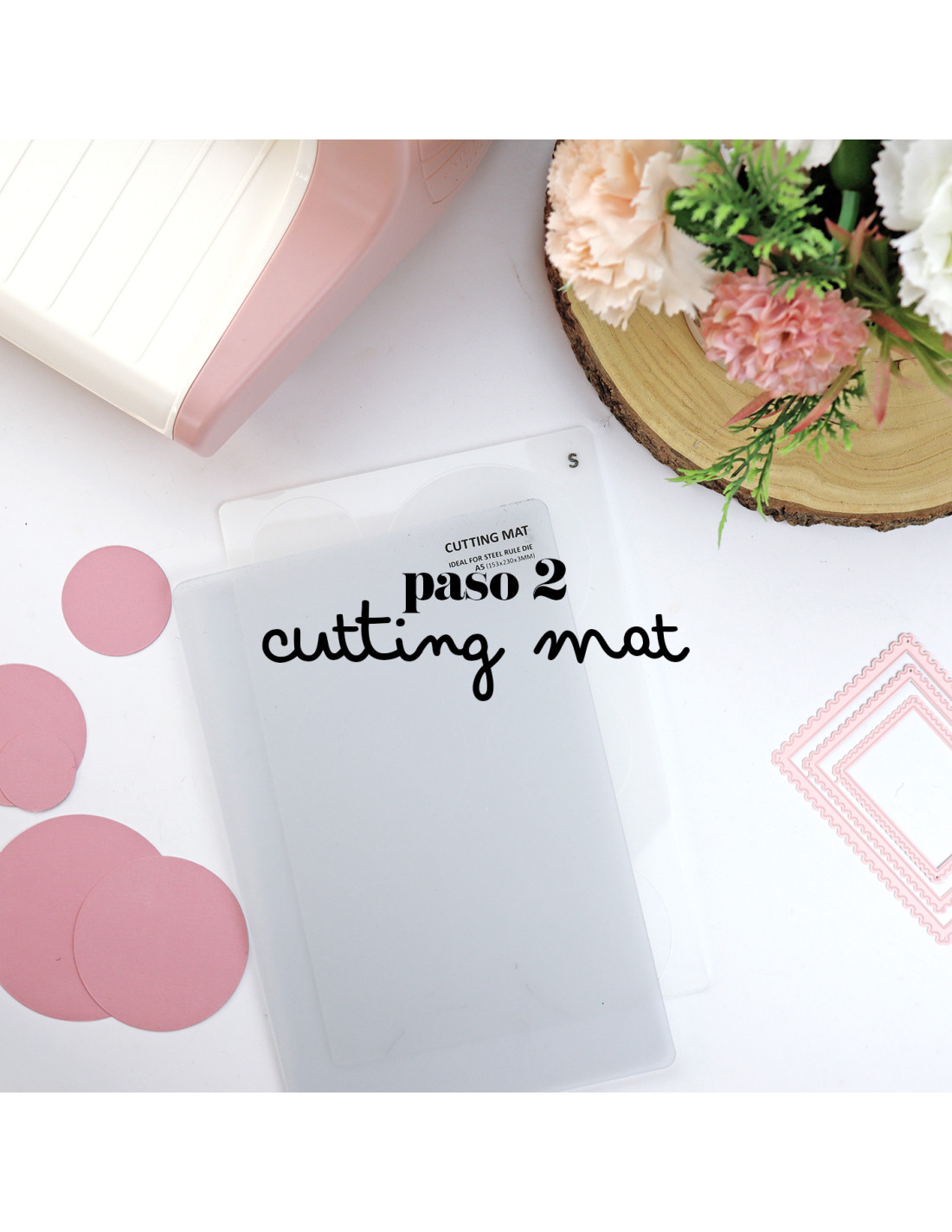 Tapete de corte translúcido com texto preto, cortador e círculos de papel rosa, flores, fundo branco