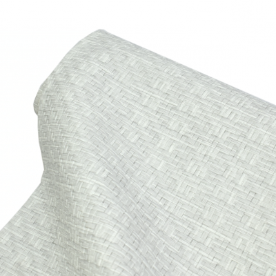 Rolo de papel de parede branco com padrão texturizado cinza que simula tecido entrelaçado