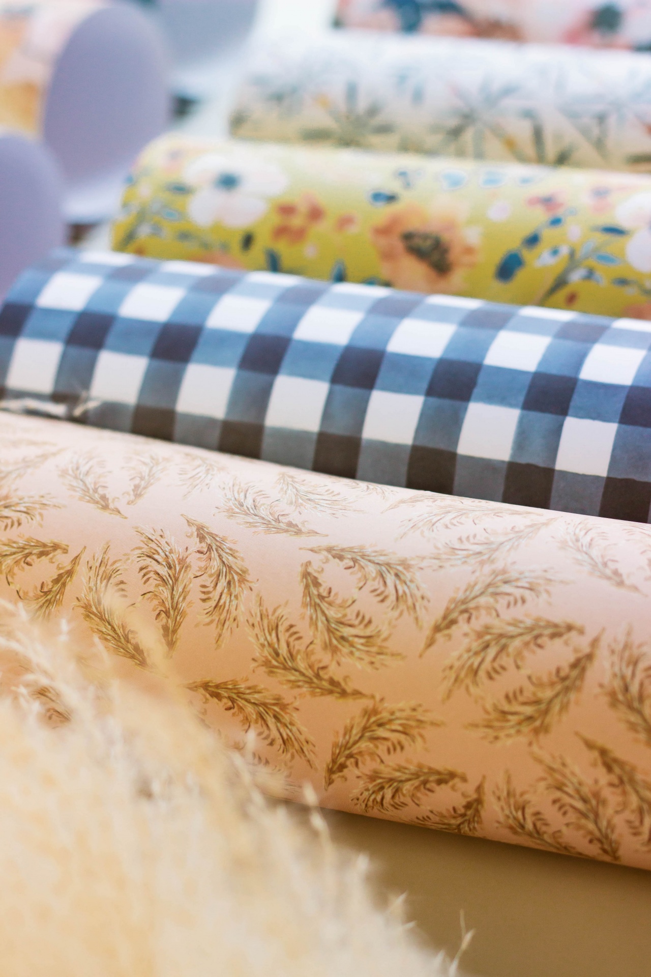 Rolos de tecido com padrões florais e xadrez