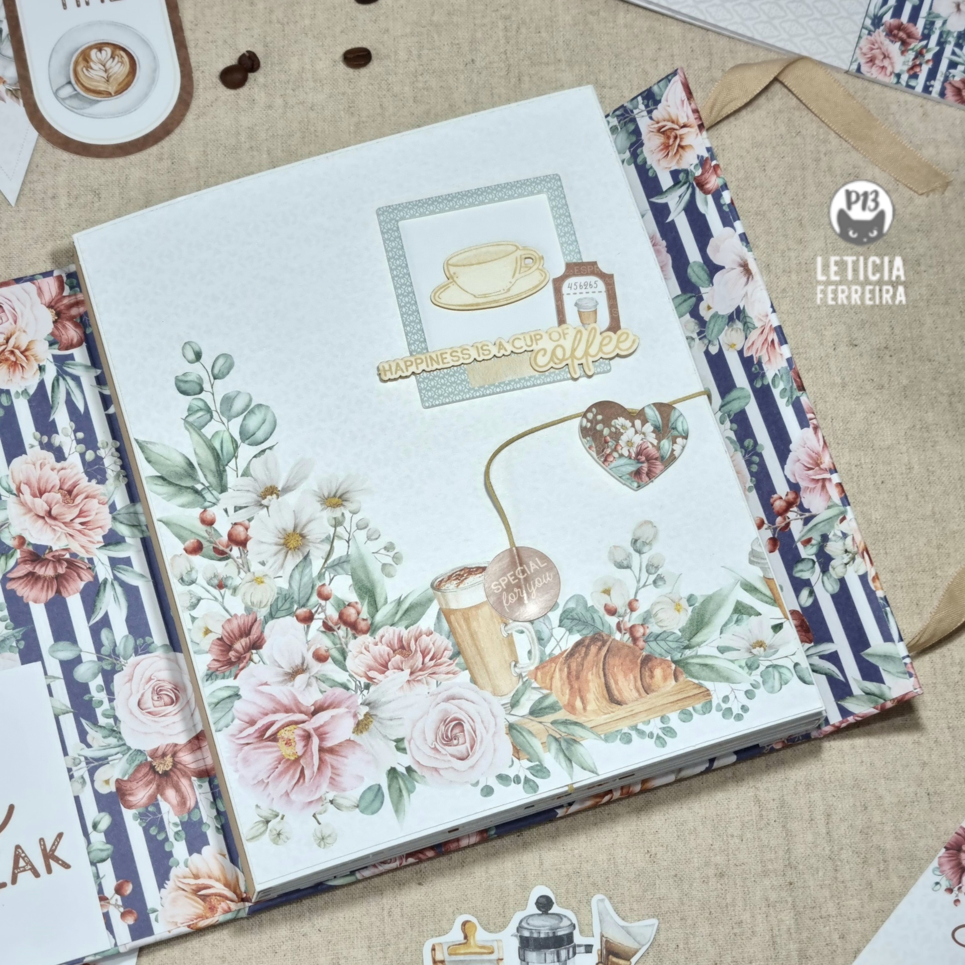 Caixa decorativa branca com desenhos florais e motivos de café.