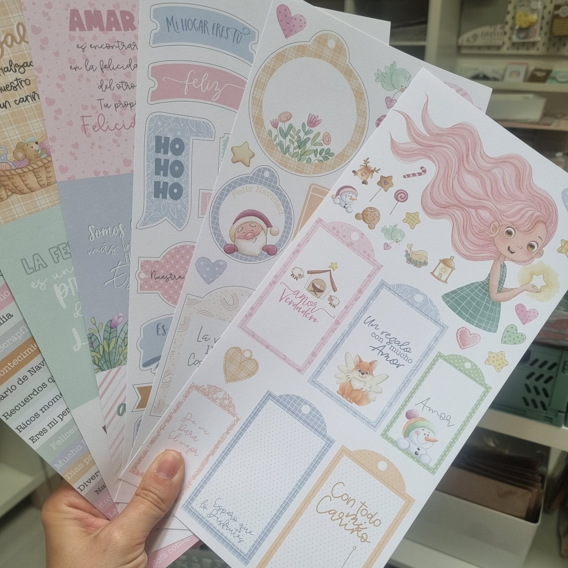 Folhas decorativas de papel com desenhos e textos em espanhol para etiquetas de presente e mensagens.