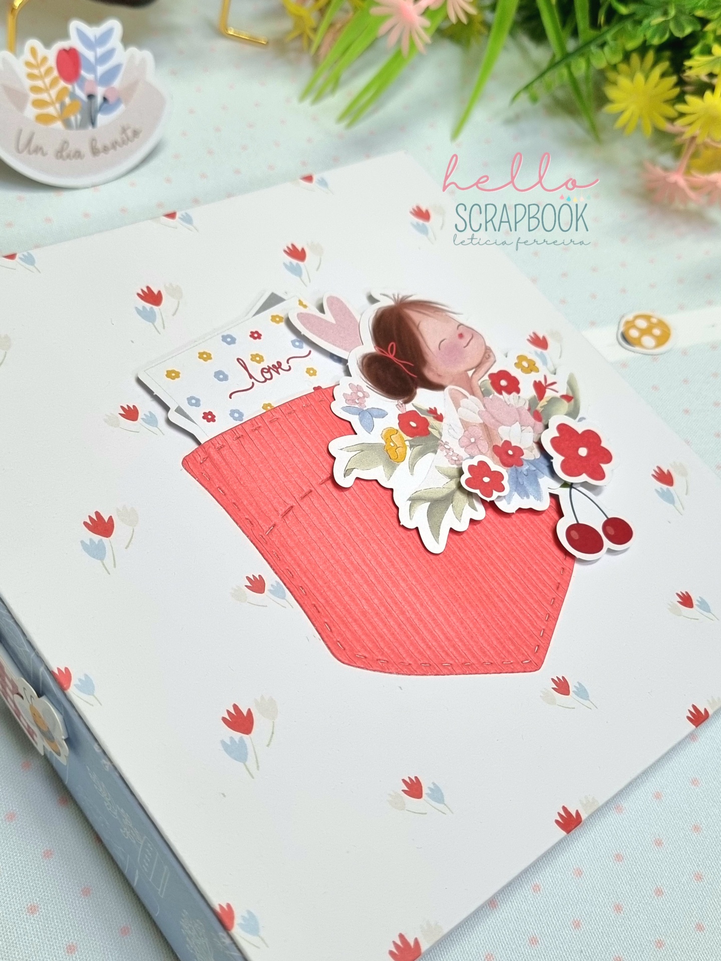 Caixa decorativa para scrapbook com bolso cor-de-rosa e recortes florais