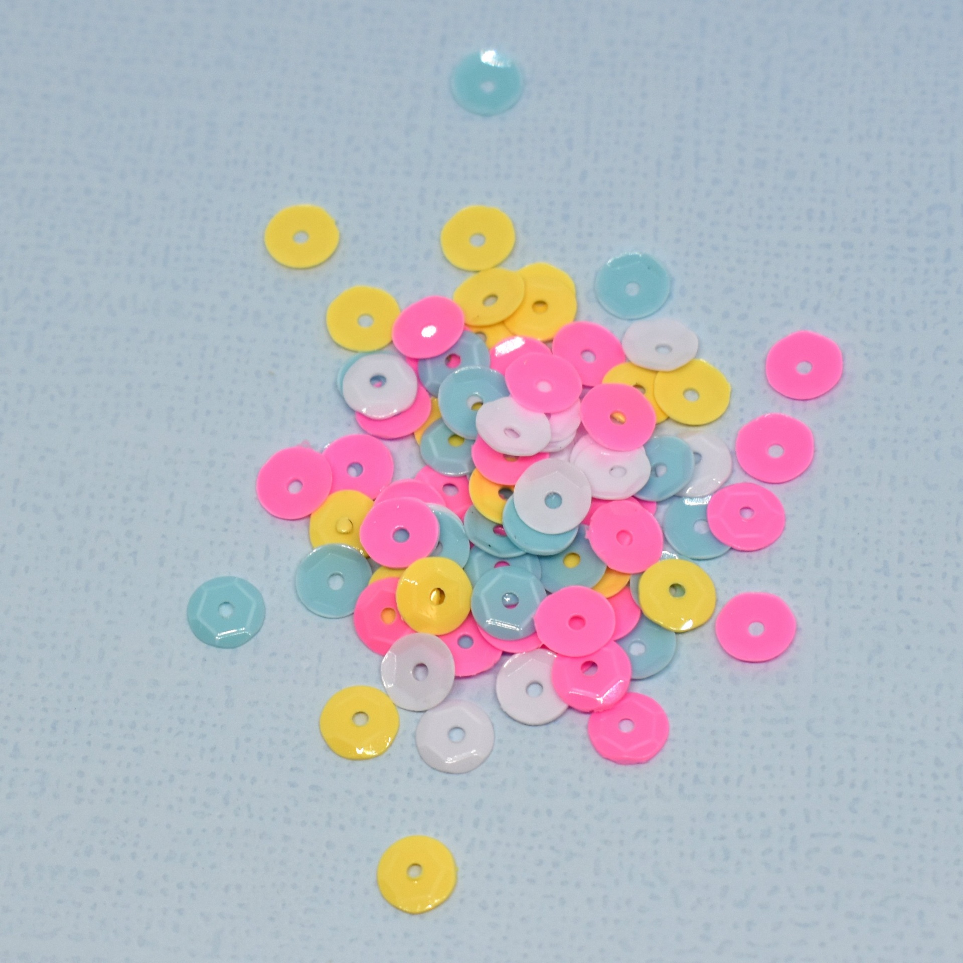 Lantejoulas coloridas em fundo azul