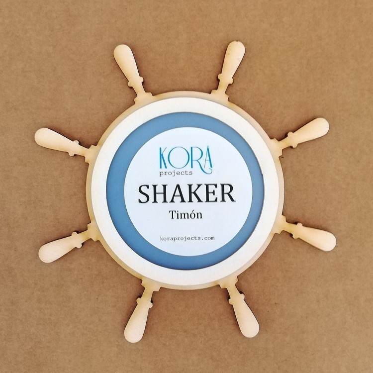 Shaker em formato de timão de madeira clara com etiqueta azul e branca no centro