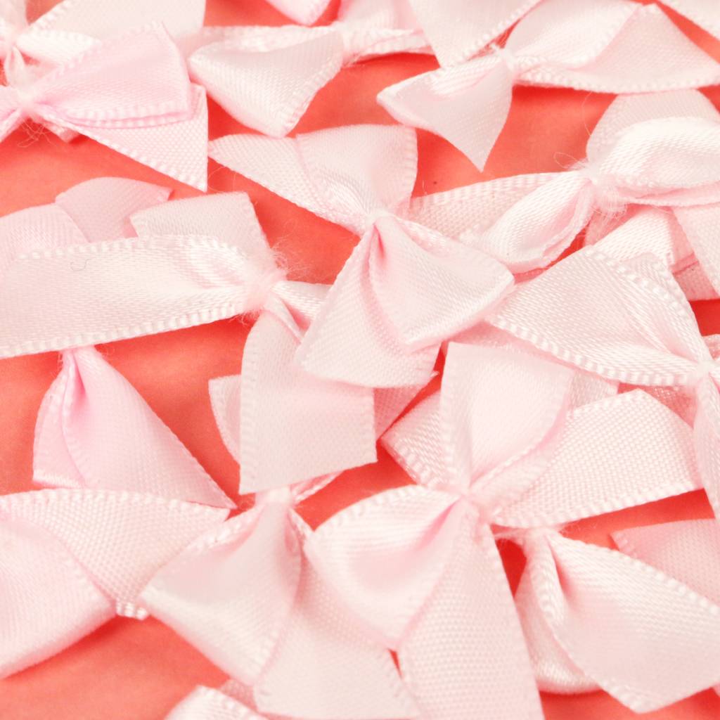 Laços de cetim rosa claro agrupados