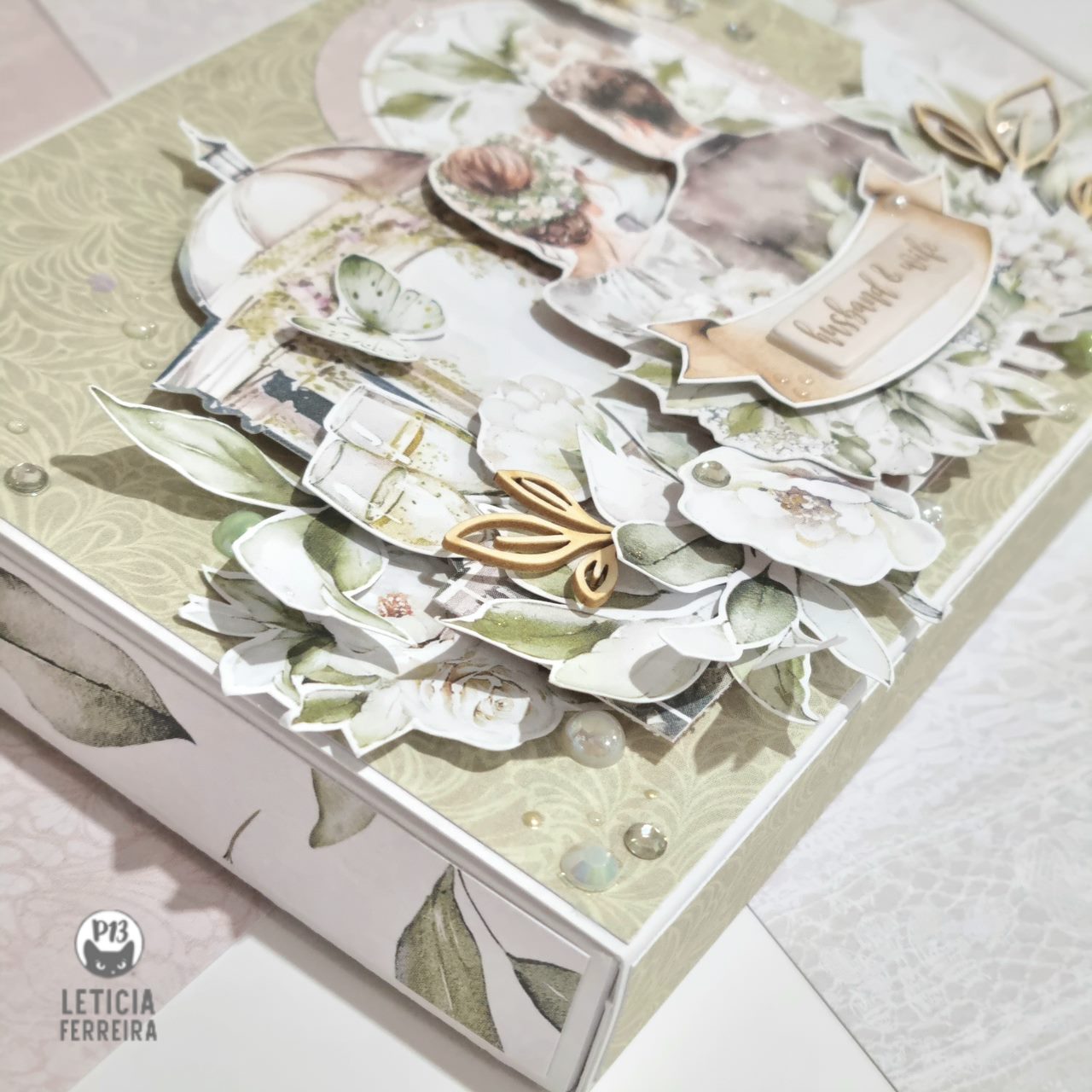 caixa decorativa bege com flores tridimensionais e selo 'Just for you'