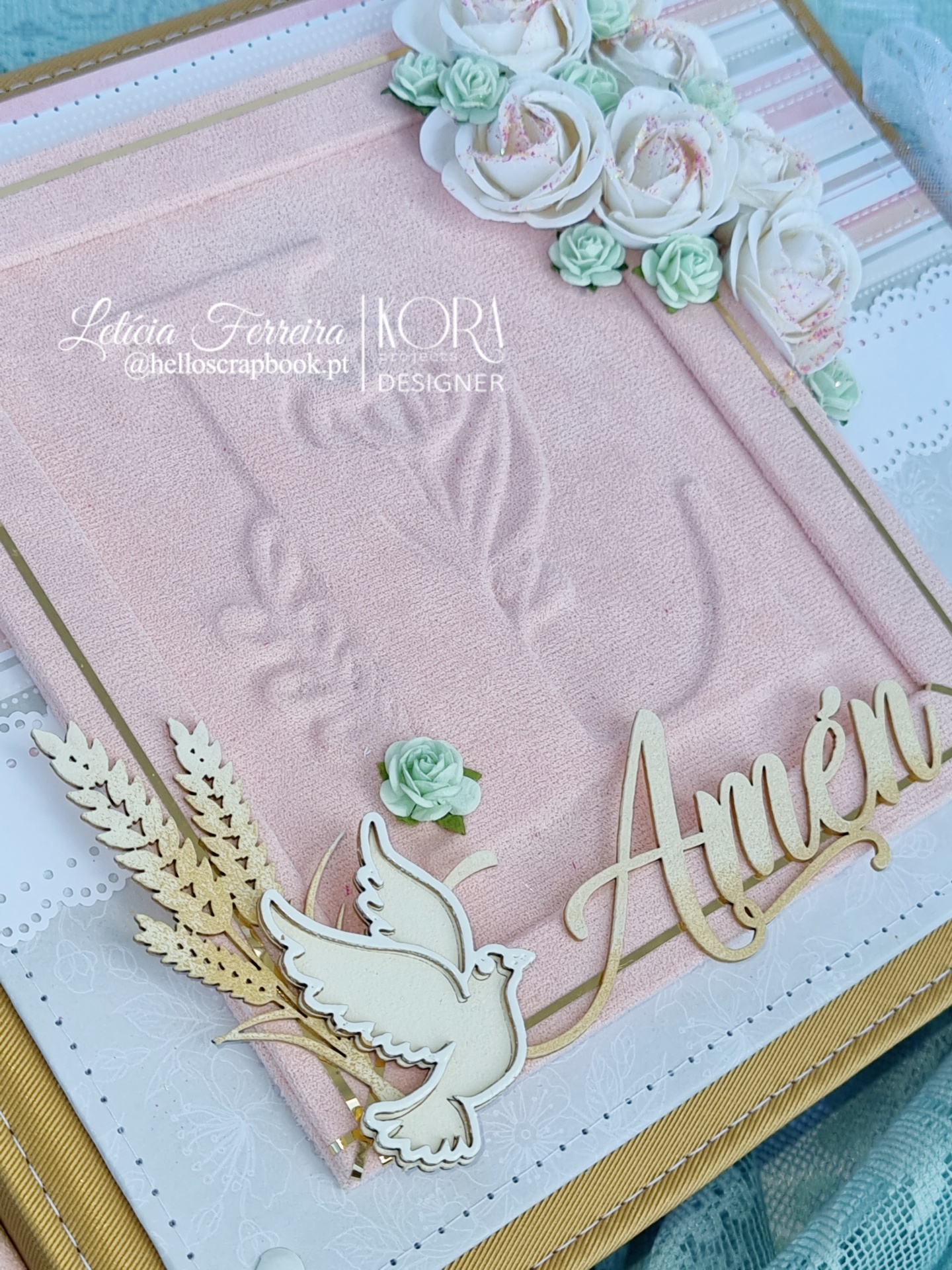 Capa decorativa rosa com flores, pomba em madeira e palavra Amém