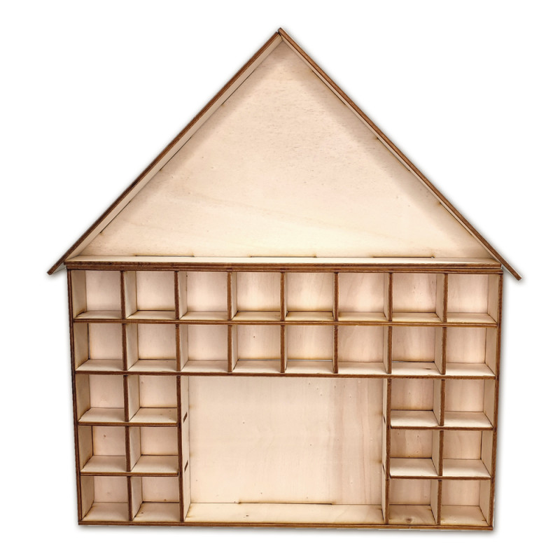 Prateleira de madeira em formato de casa com vários compartimentos