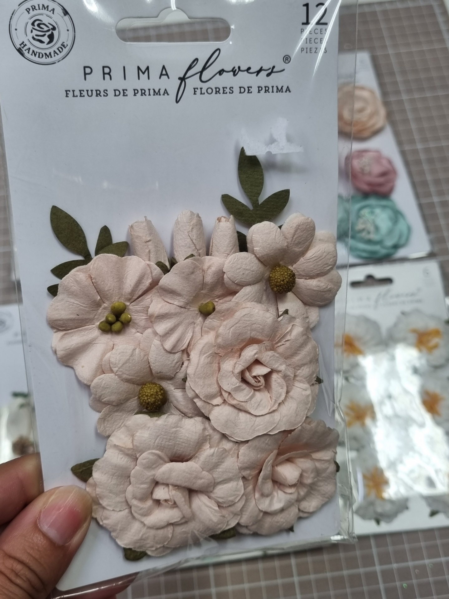 Flores artificiais rosa claro com folhas verdes em embalagem PRIMA Handmade