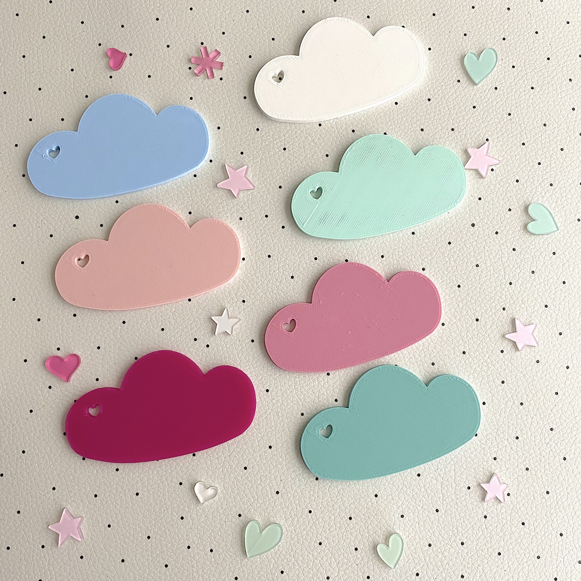 Etiquetas coloridas em forma de nuvem em superfície cinza pontilhada