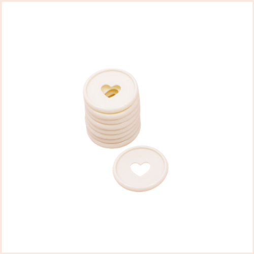 botões redondos bege com recorte de coração