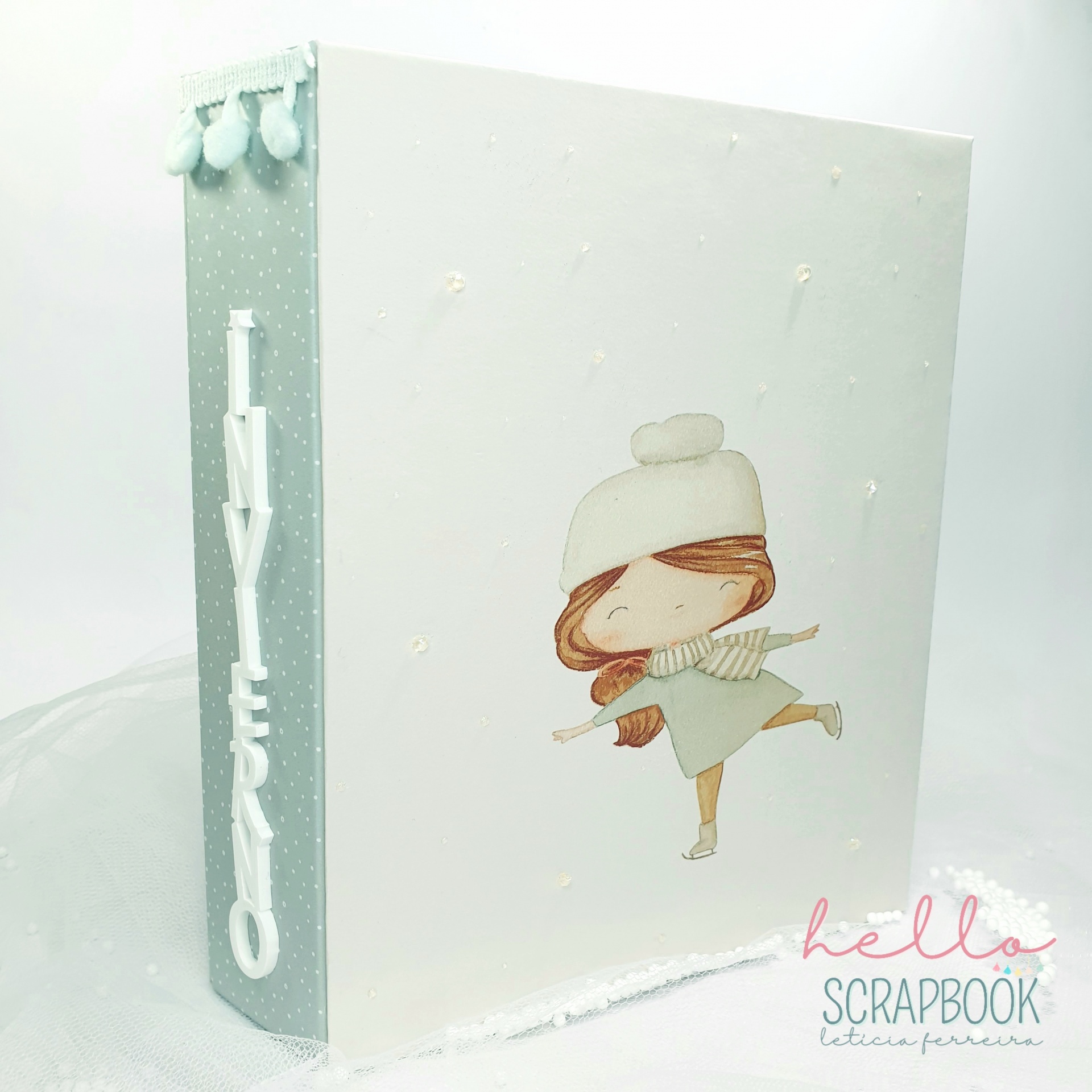 Caixa/álbum scrapbook com ilustração menina a patinar e palavra TEXEREX na lombada