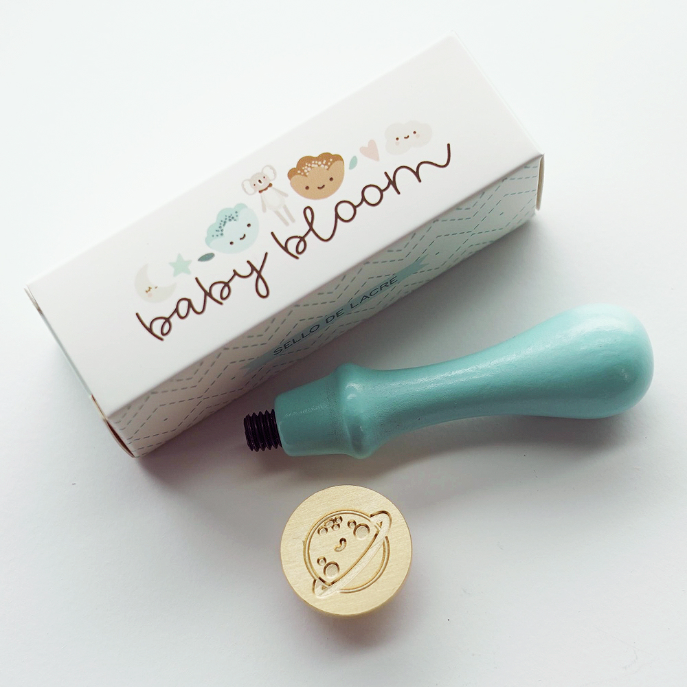 Carimbo azul claro com selo de madeira e caixa branca com texto baby bloom