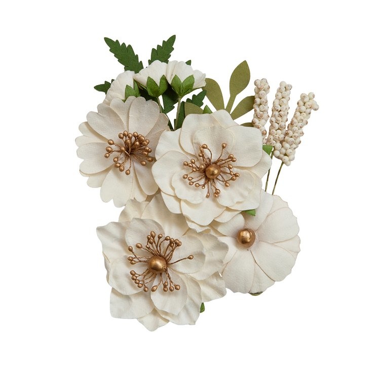 Arranjo de flores artificiais creme com detalhes dourados e folhas verdes