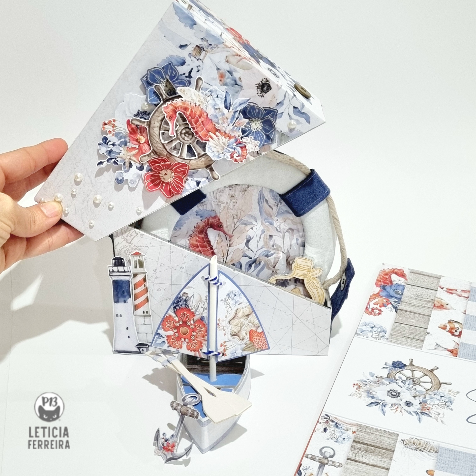 embalagem e pulso com padrão náutico florido e timão, fundo branco