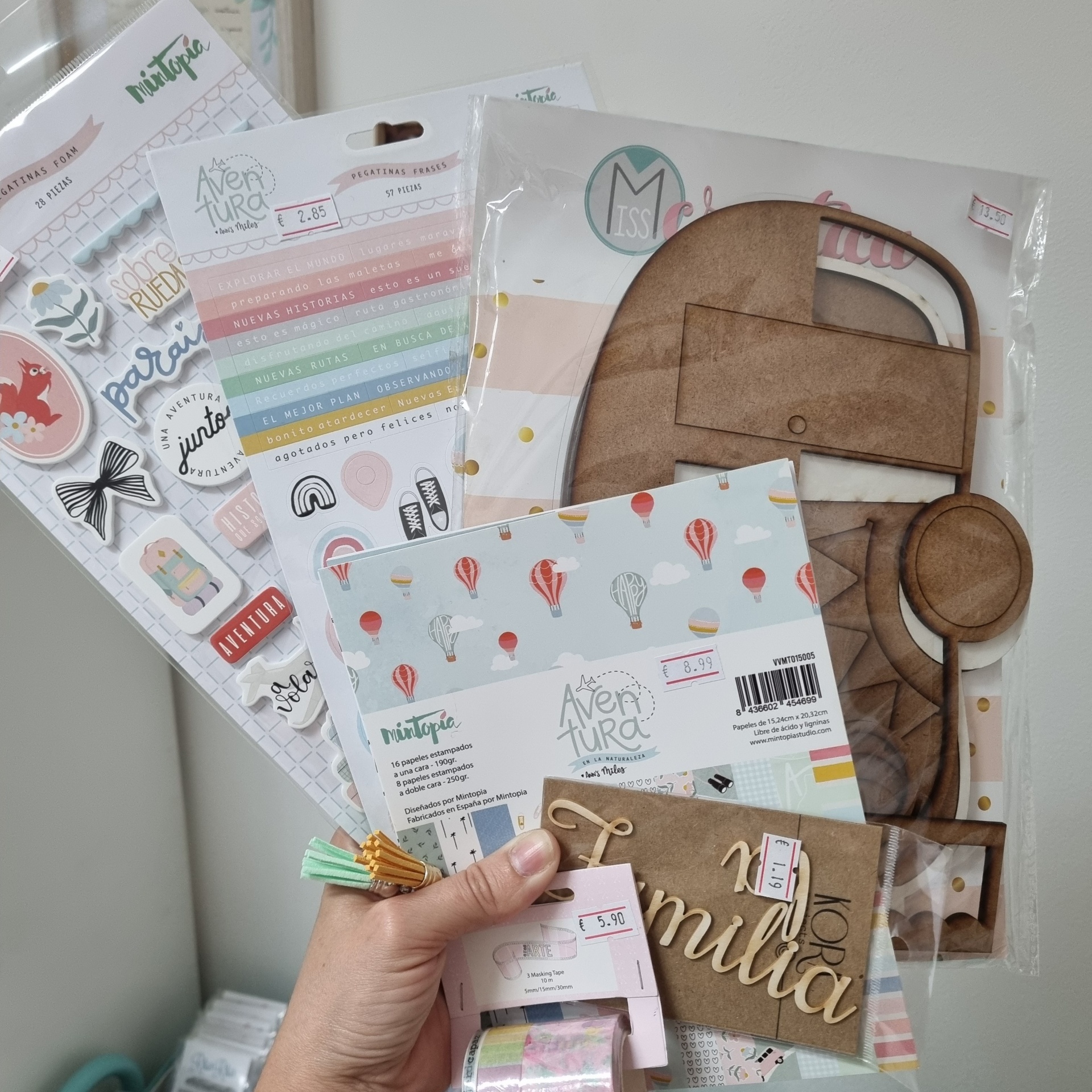 Produtos de papelaria e scrapbooking em embalagem plástica colorida
