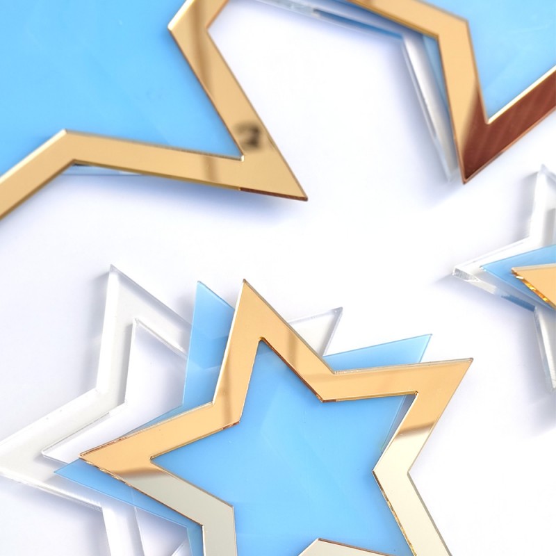 Estrelas decorativas acrílicas com contorno dourado e interior azul claro e branco