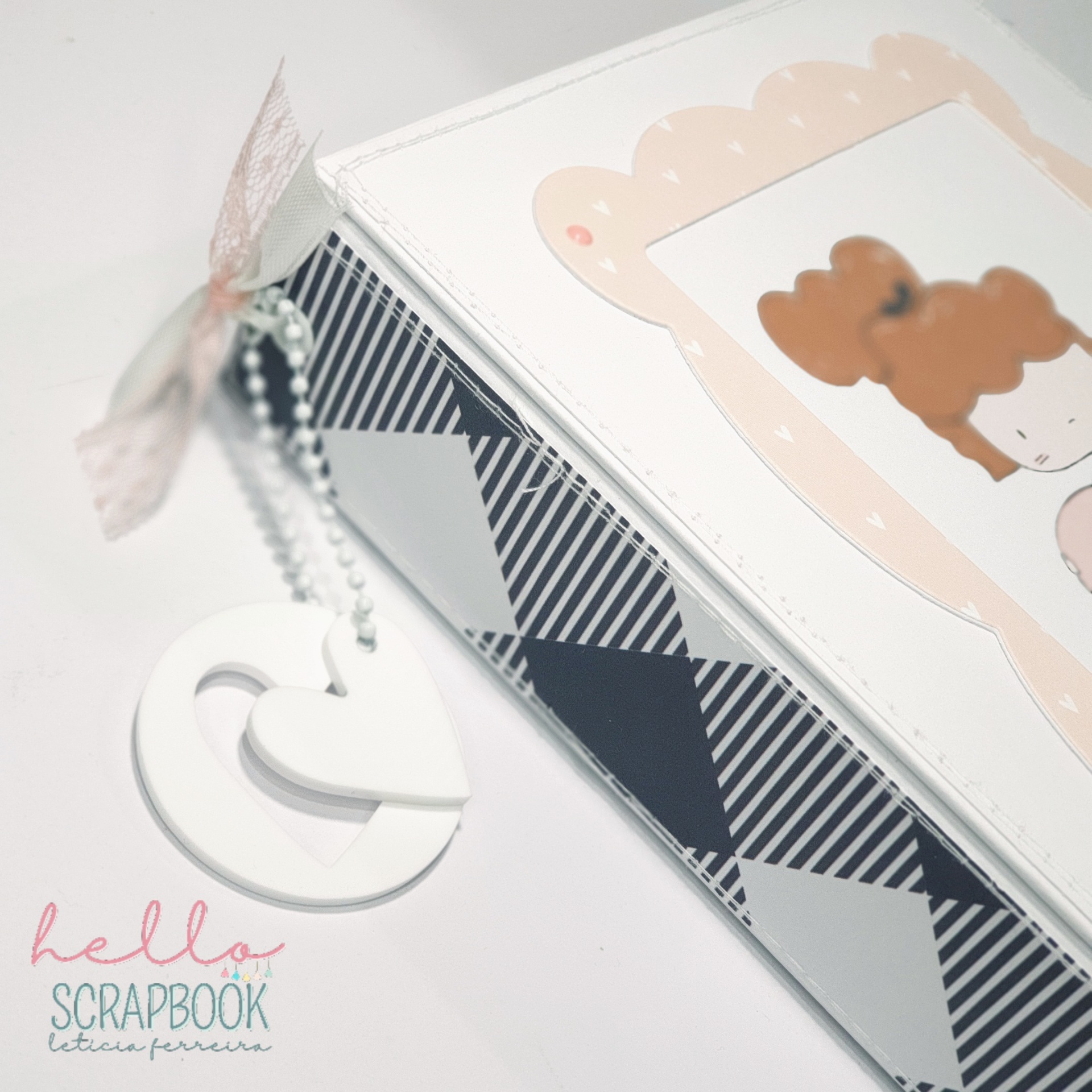 Caixa decorativa para scrapbook com padrão xadrez e imagem de menina, etiqueta pendurada rodada em forma de coração