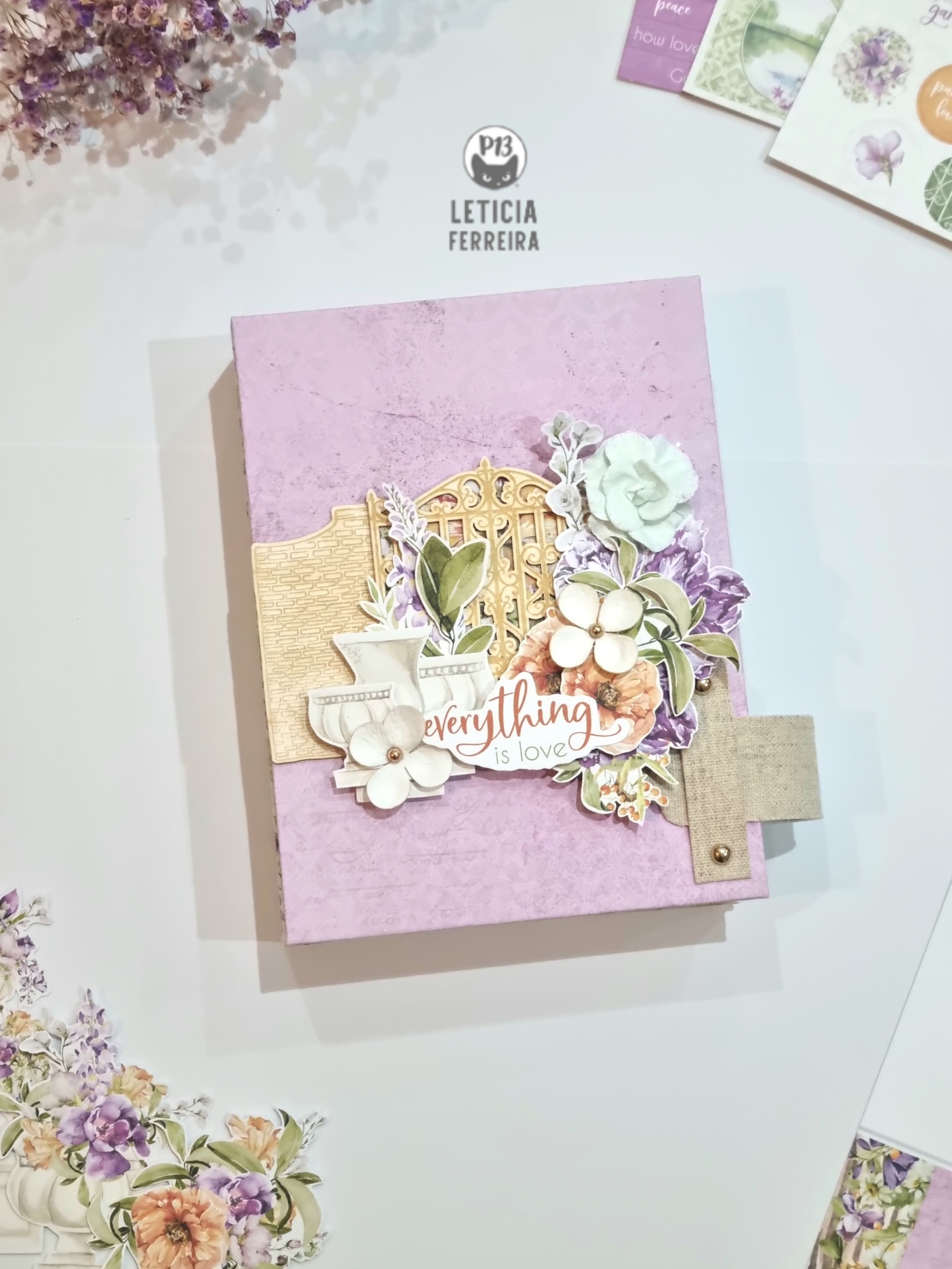 Caixa decorativa lilás com flores de papel e texto everything is love