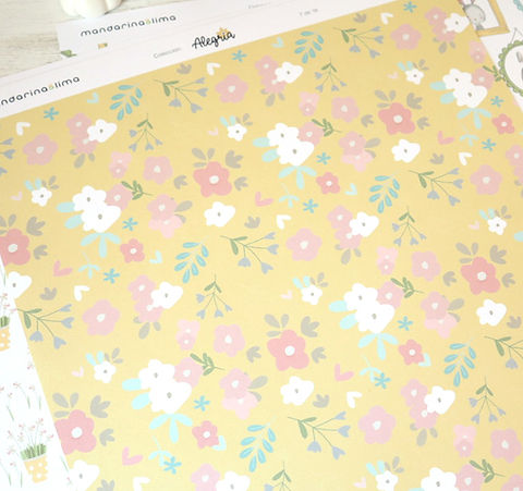 Papel decorativo amarelo com coelhos e flores cor de rosa e azul