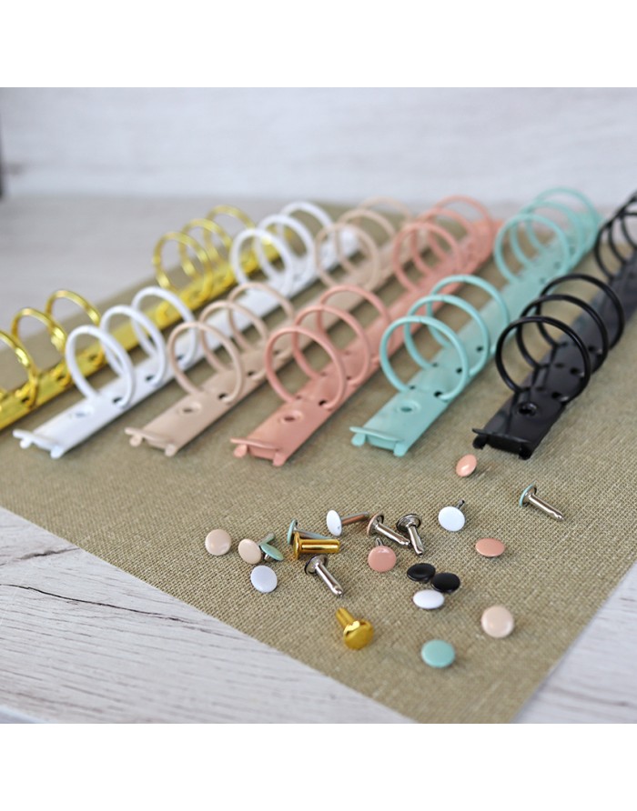 Argolas de fichário coloridas com rebites metálicos