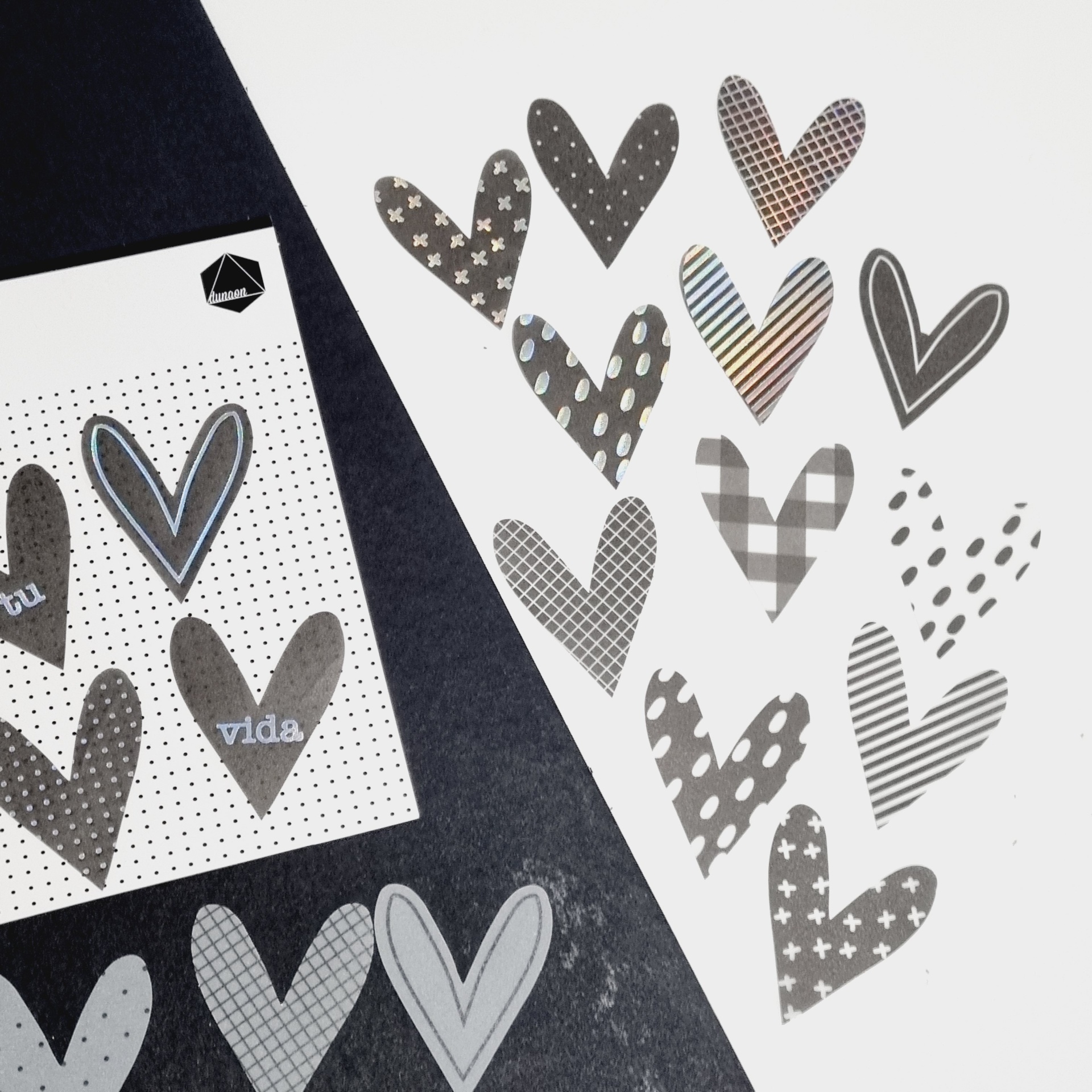 Autocolantes pretos e brancos em forma de corações com vários padrões sobre fundos branco e preto