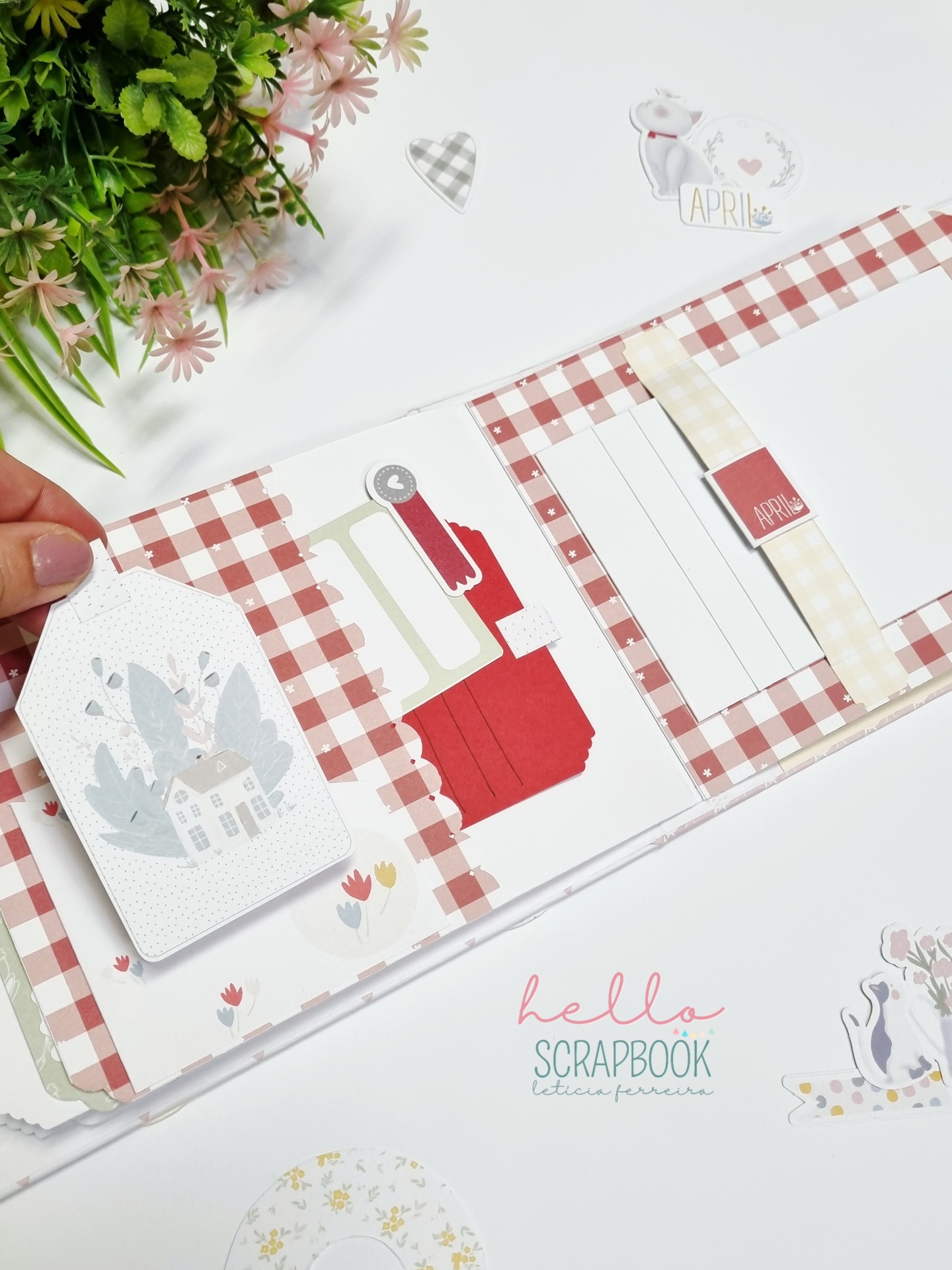 Álbum scrapbook padrão xadrez vermelho e branco com cartões e adesivos