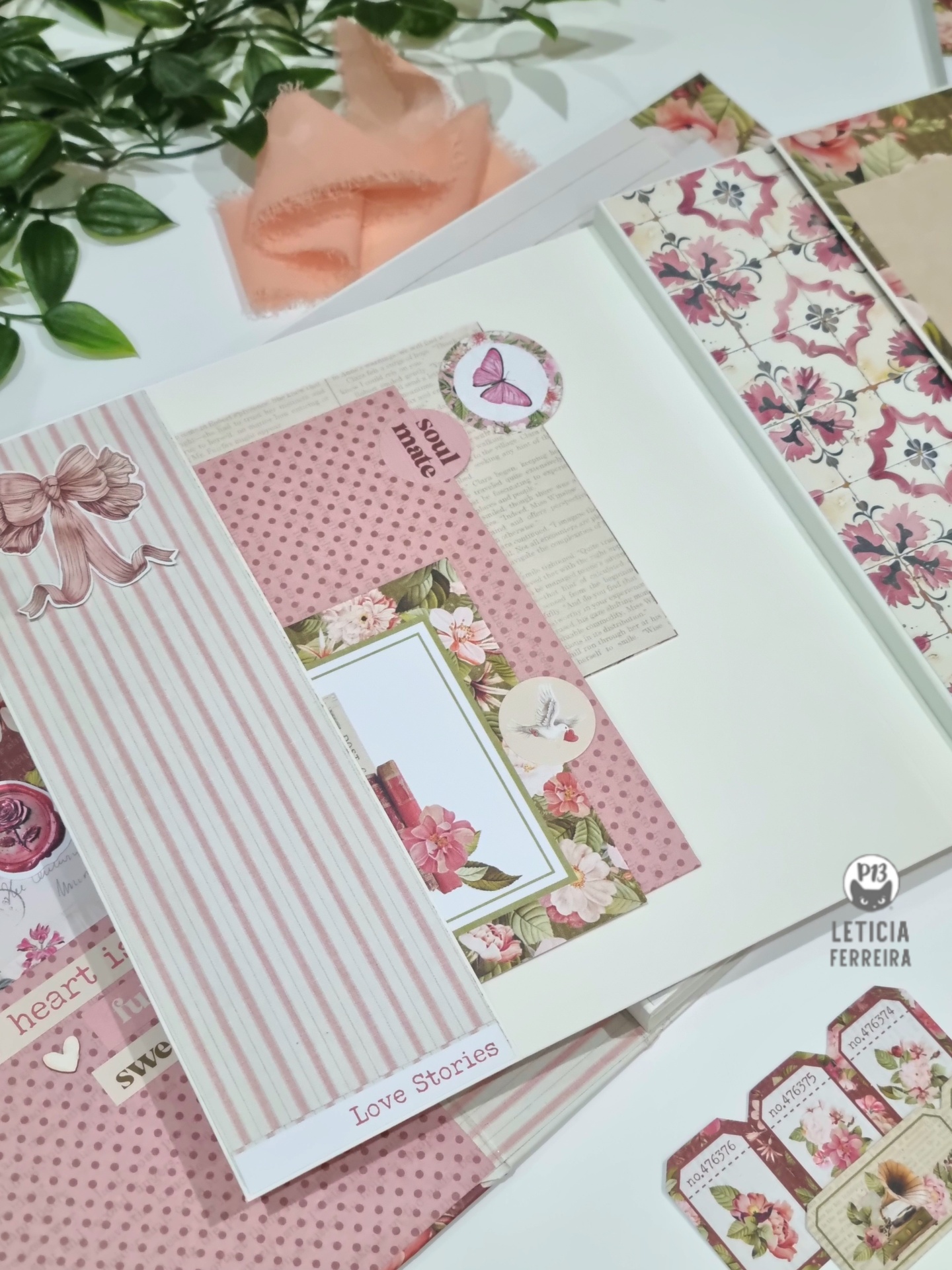 Papéis decorativos e etiquetas florais e listradas em rosa, branco e bege para scrapbooking