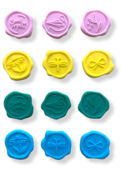 Doze selos de cera coloridos com desenhos e texto