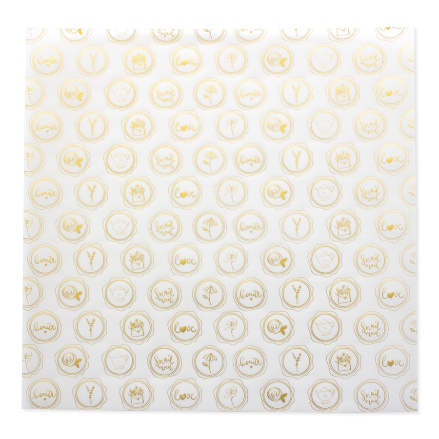 Papel de embrulho branco com carimbos dourados repetidos de palavras e ícones