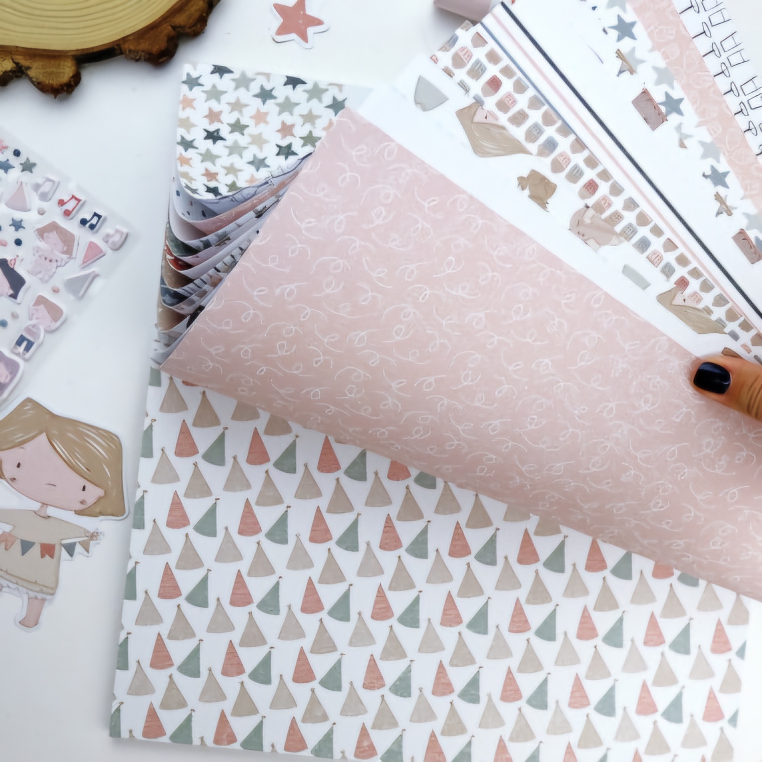 Folhas de papel decorativas com padrões infantis e cores pastel