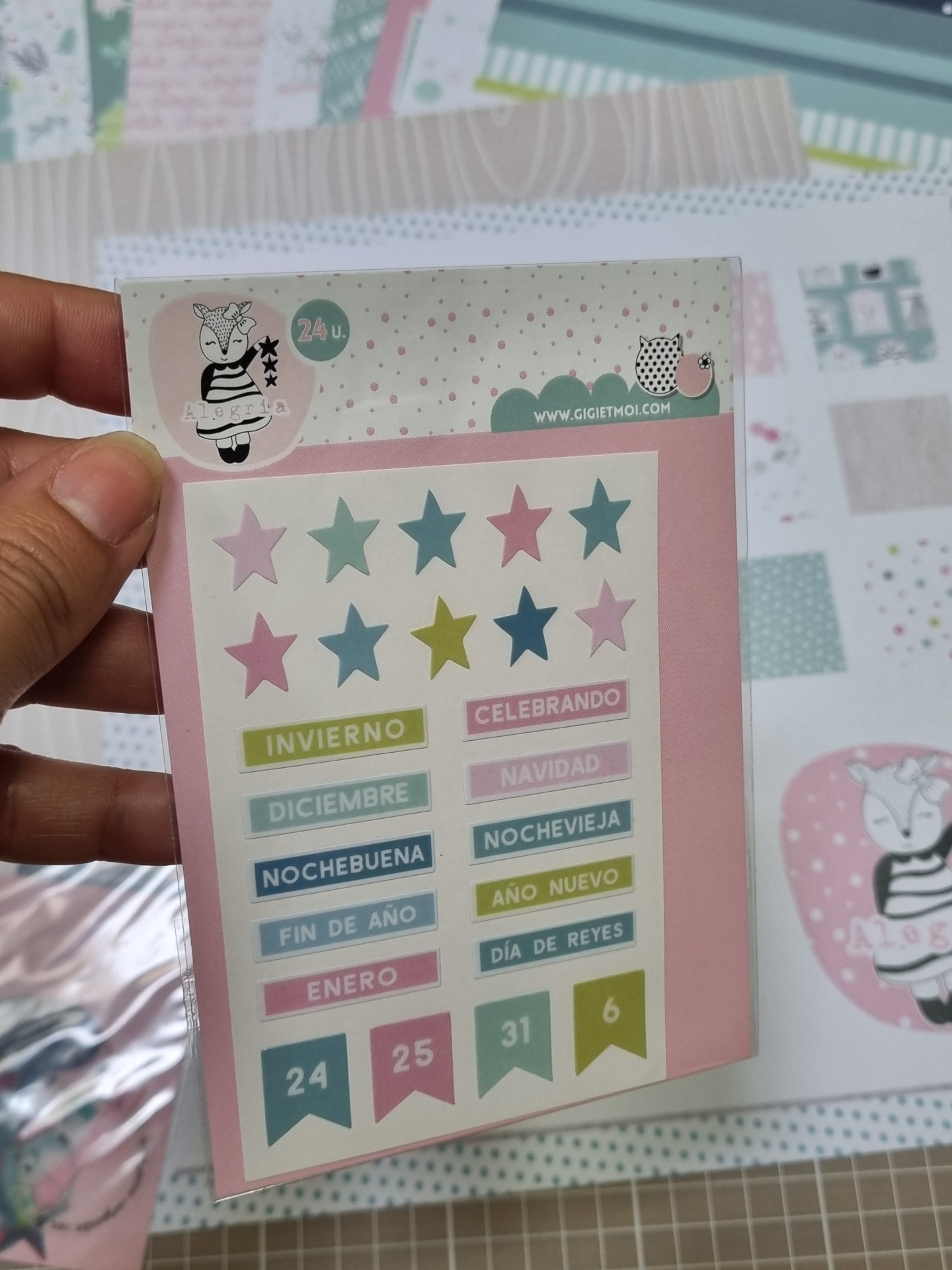 Pacote de autocolantes coloridos com textos em espanhol e estrelas, fundo rosa e branco