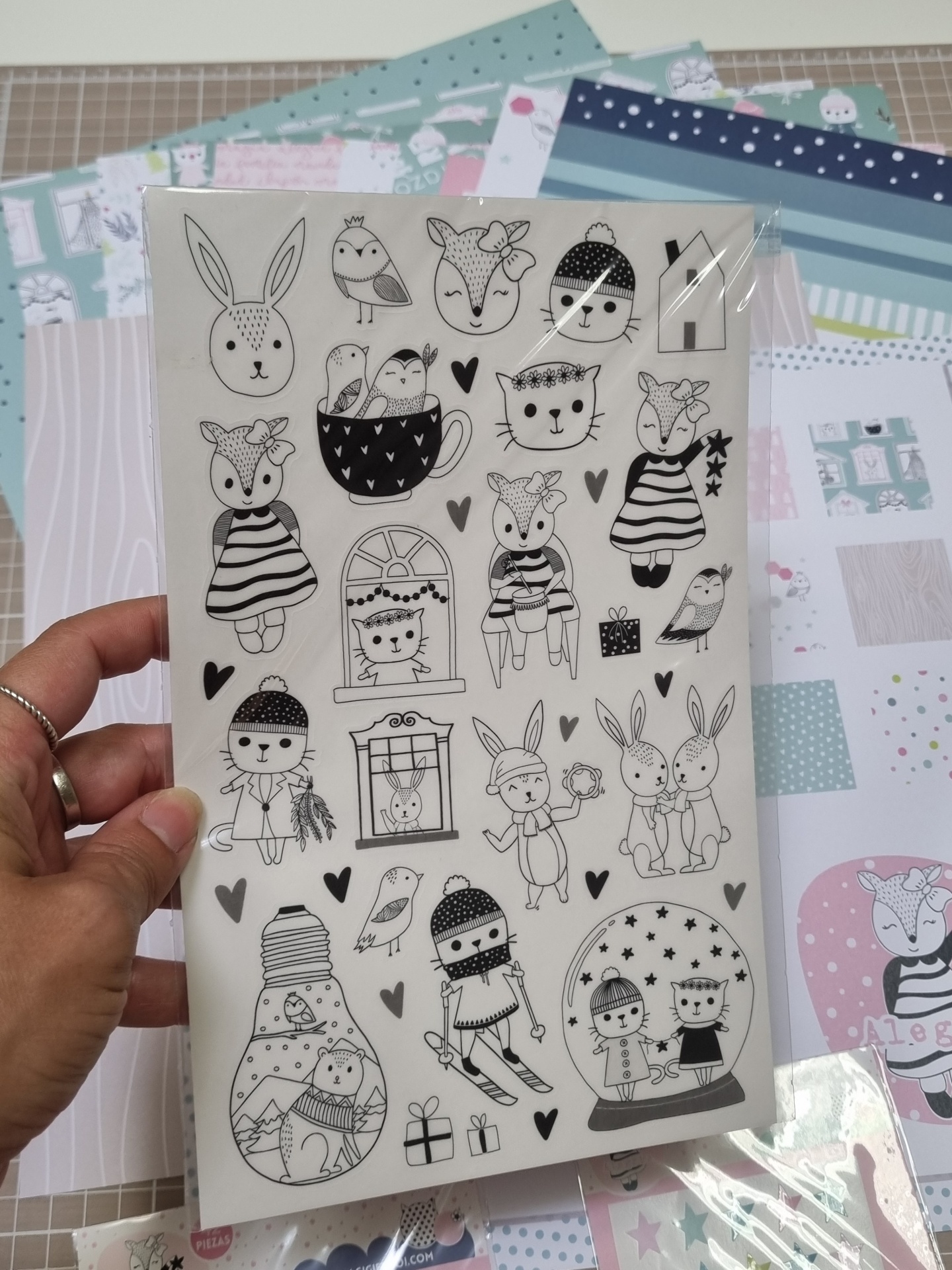 Folha de autocolantes em branco e preto com desenhos de animais e objetos em embalagem plástica