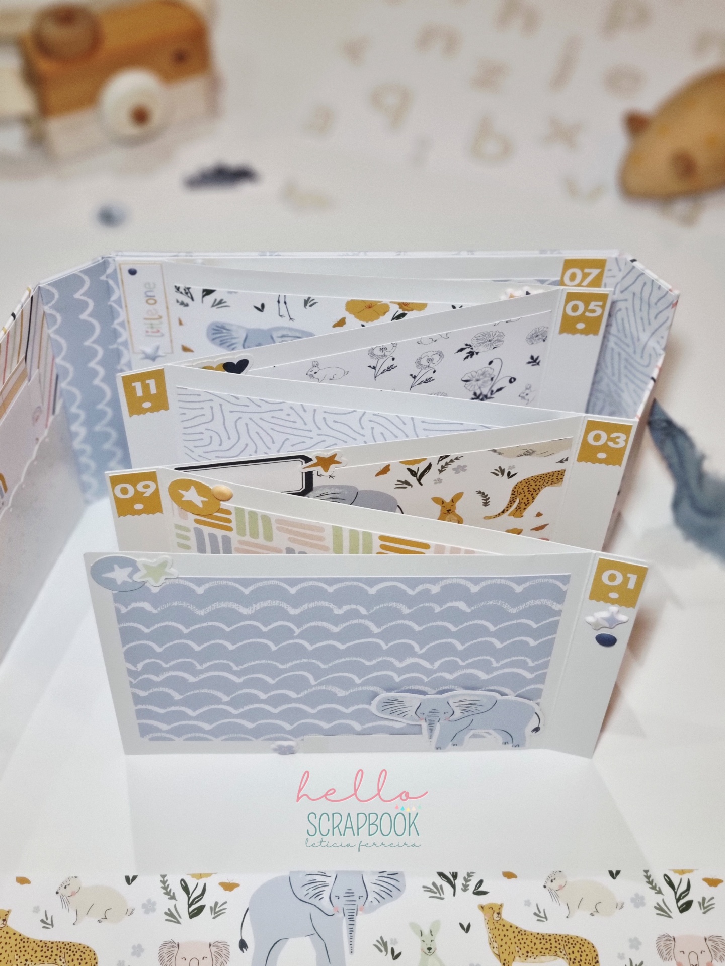 Álbum scrapbook colorido com ilustrações de animais e números em destaque