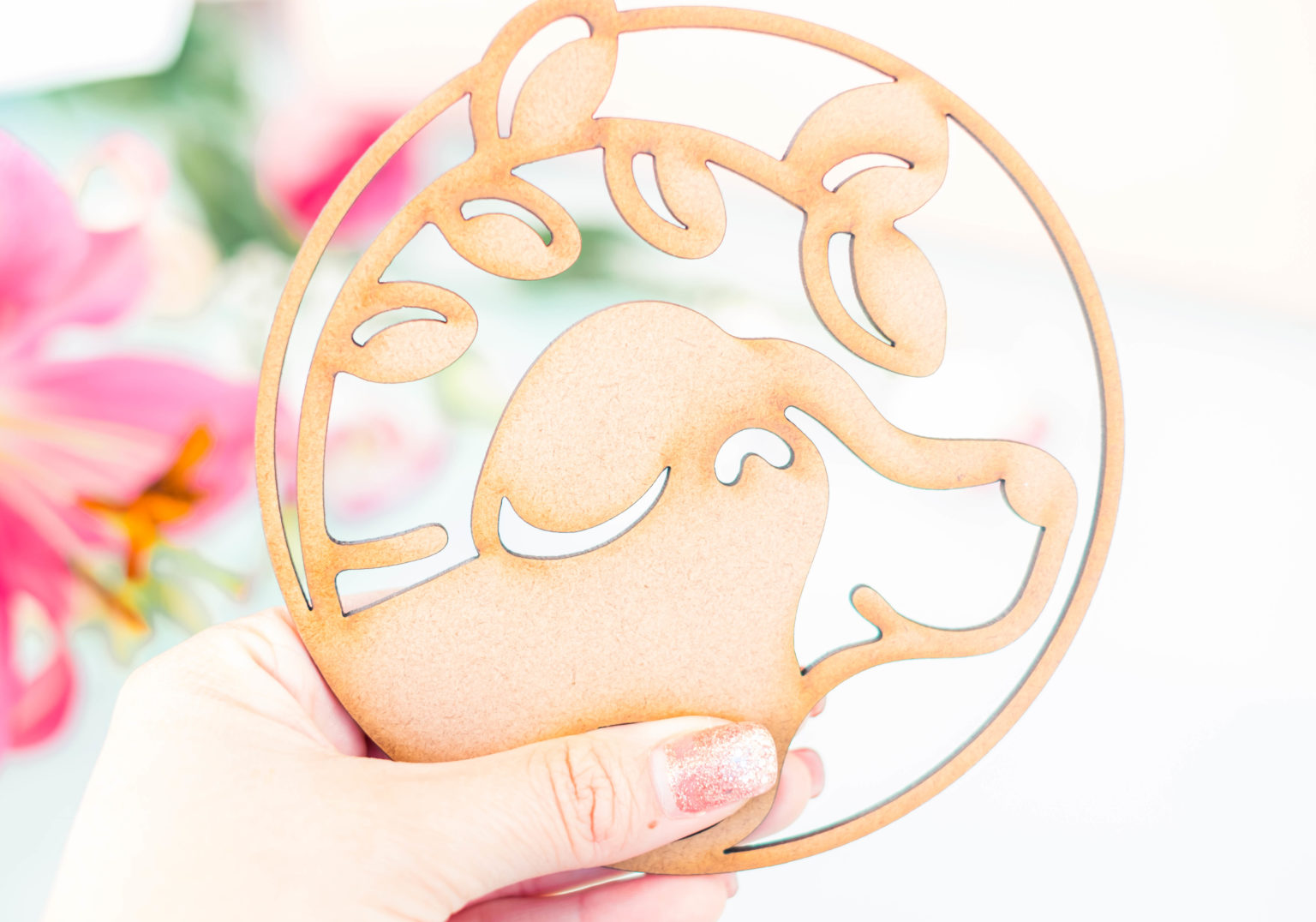 Ornamento de madeira com corte em forma de cabeça de cão, com fundo de flores