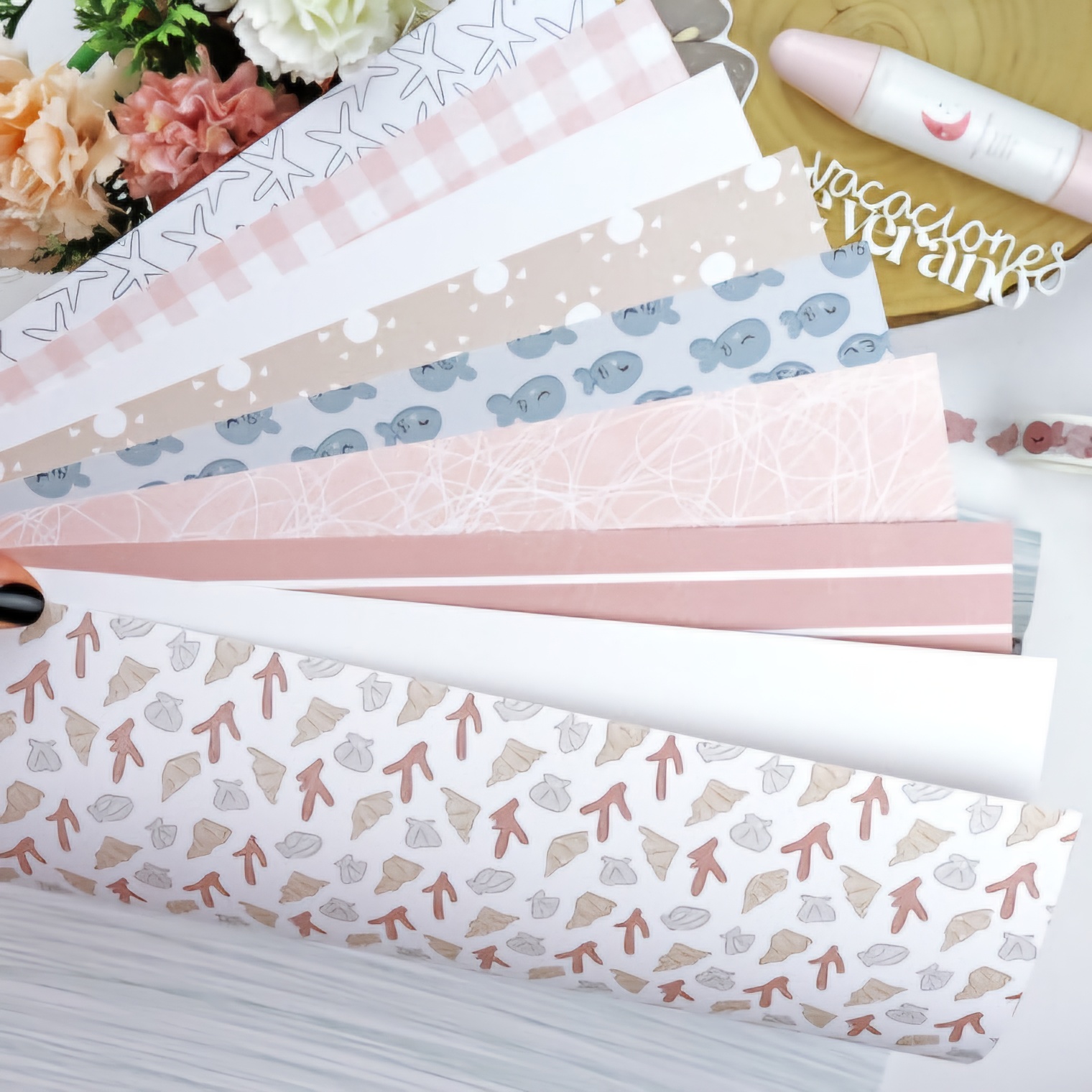Folhas de papel estampado em tons pastel com padrões variados